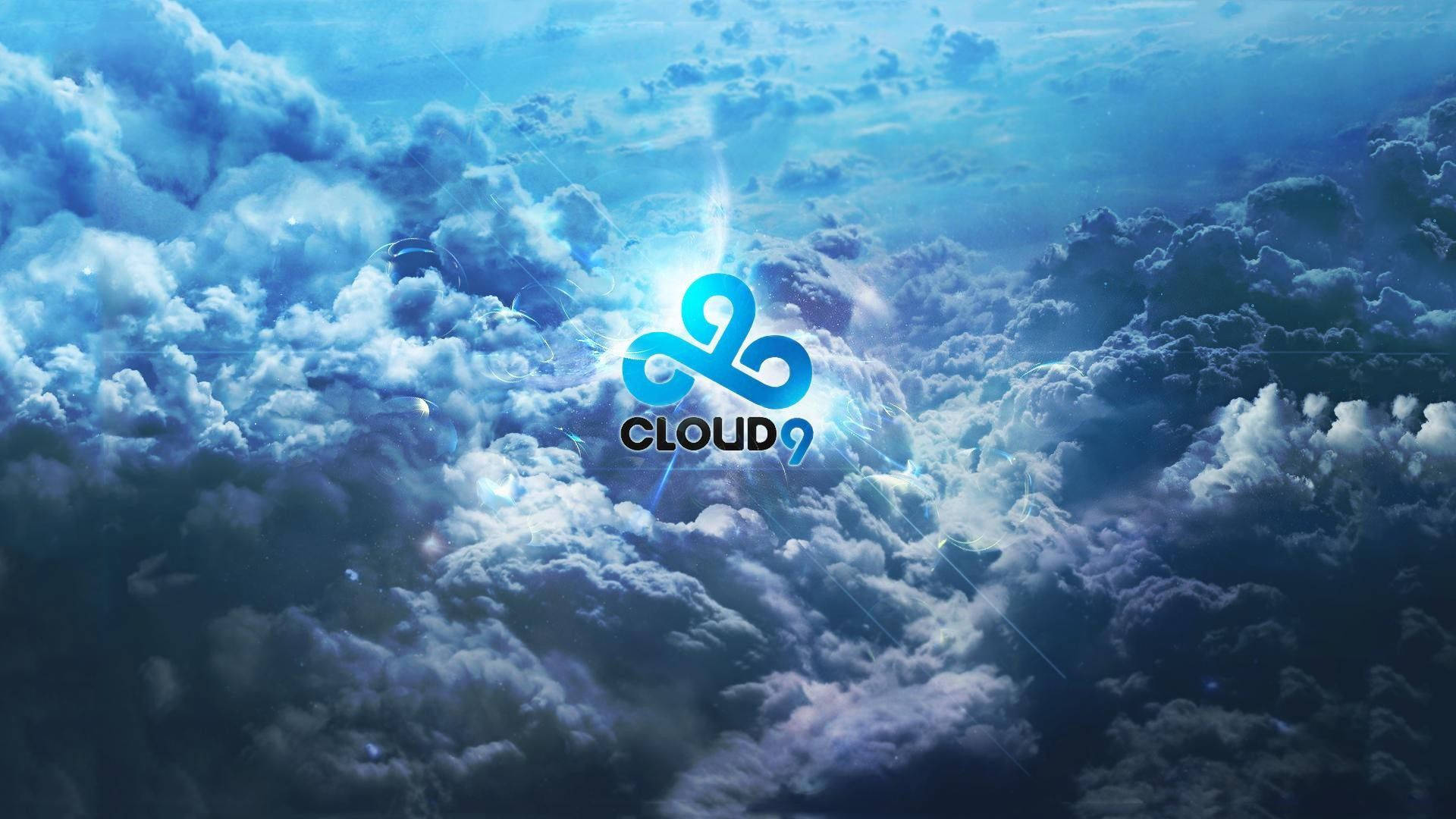 Cloud9 風暴雲朵標誌 壁紙 — 發光的藍色Cloud9標誌在廣闊的蓬鬆雲海之上，在燦爛的天空下明亮地閃耀。