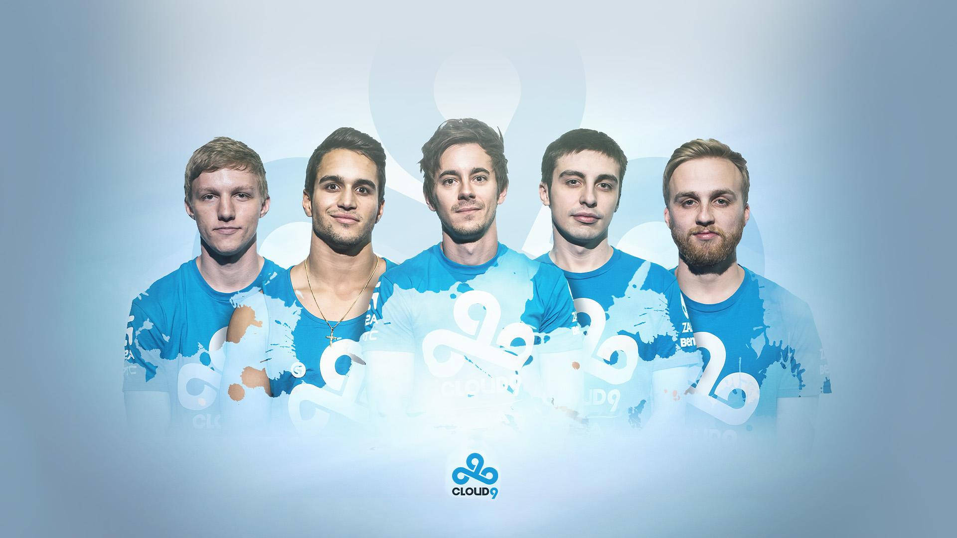 五名身穿帶有Cloud9標誌和白色抽象圖案的藍色球衣的電競選手。