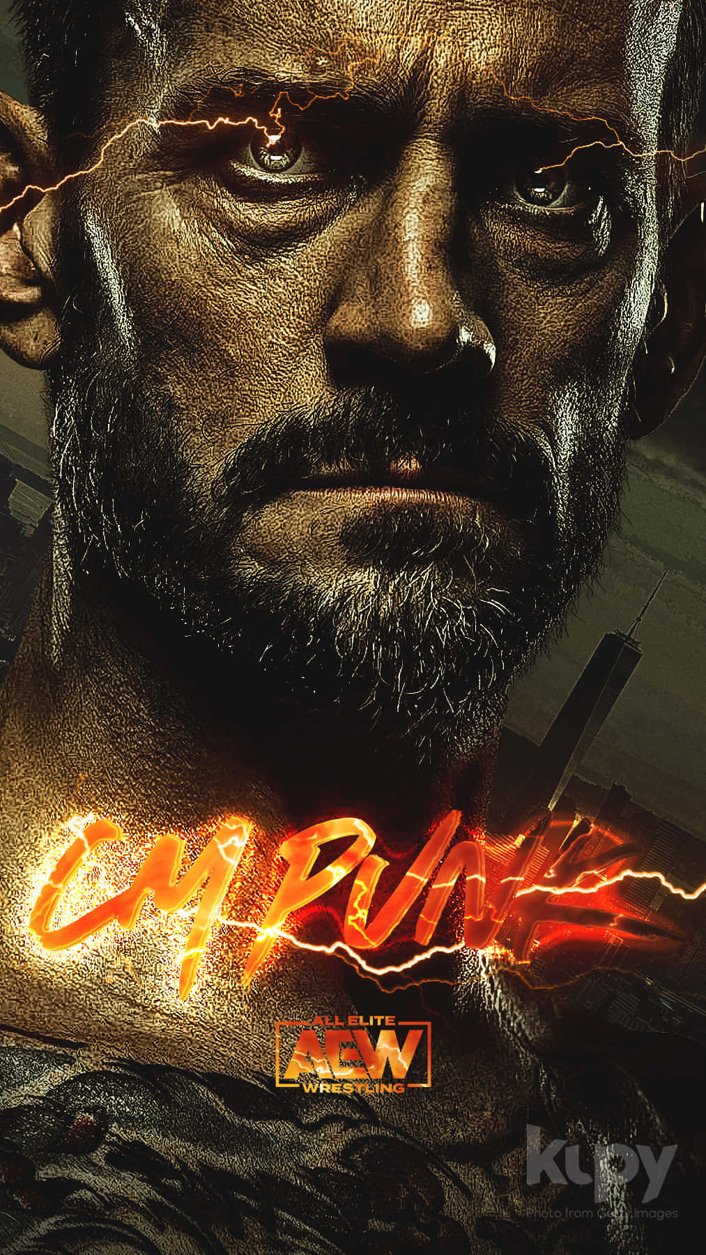 CM Punk AEW海報 壁紙 — 摔角手CM Punk的粗糙特寫，閃電在他眼睛周圍噼啪作響，下方有熾熱的名牌在發光。