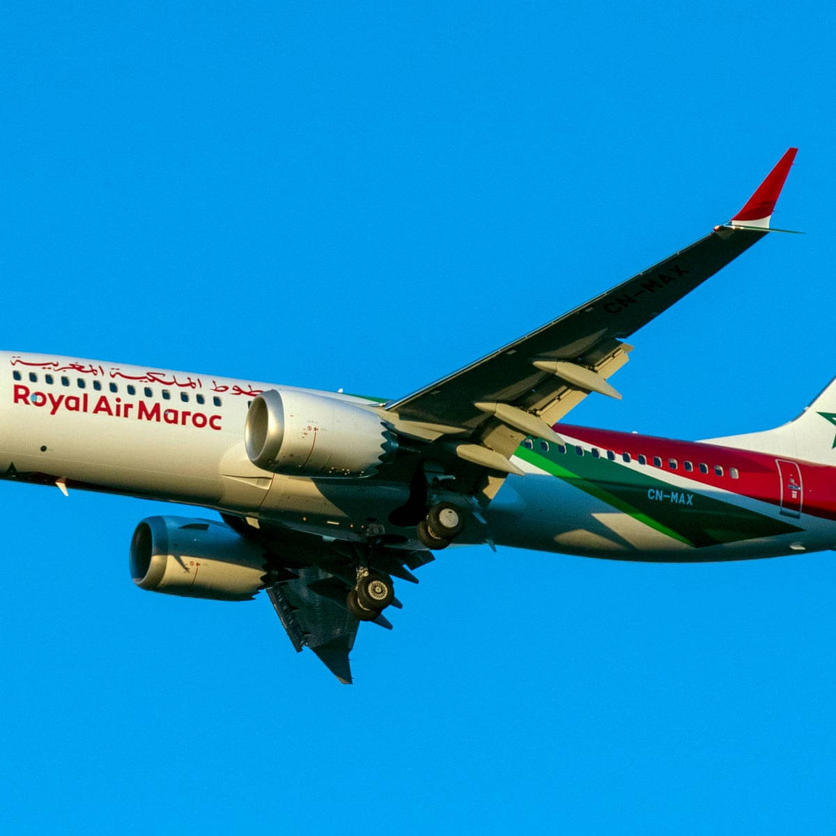 皇家摩洛哥航空 CN-Max 飛機 壁紙 — 一架皇家摩洛哥航空的飛機在晴朗的藍天中翱翔，起落架已放下。