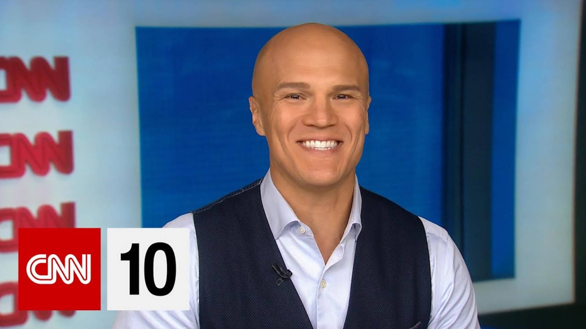 CNN 10新聞主播在演播室微笑