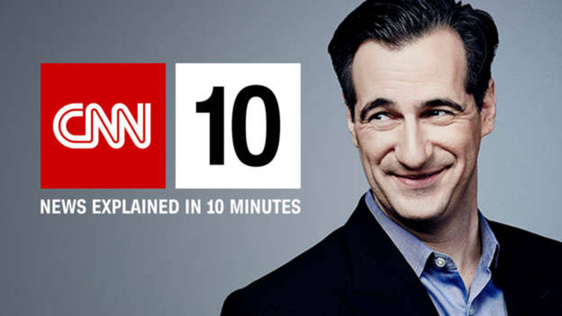 西裝男子在CNN 10新聞標誌旁微笑。