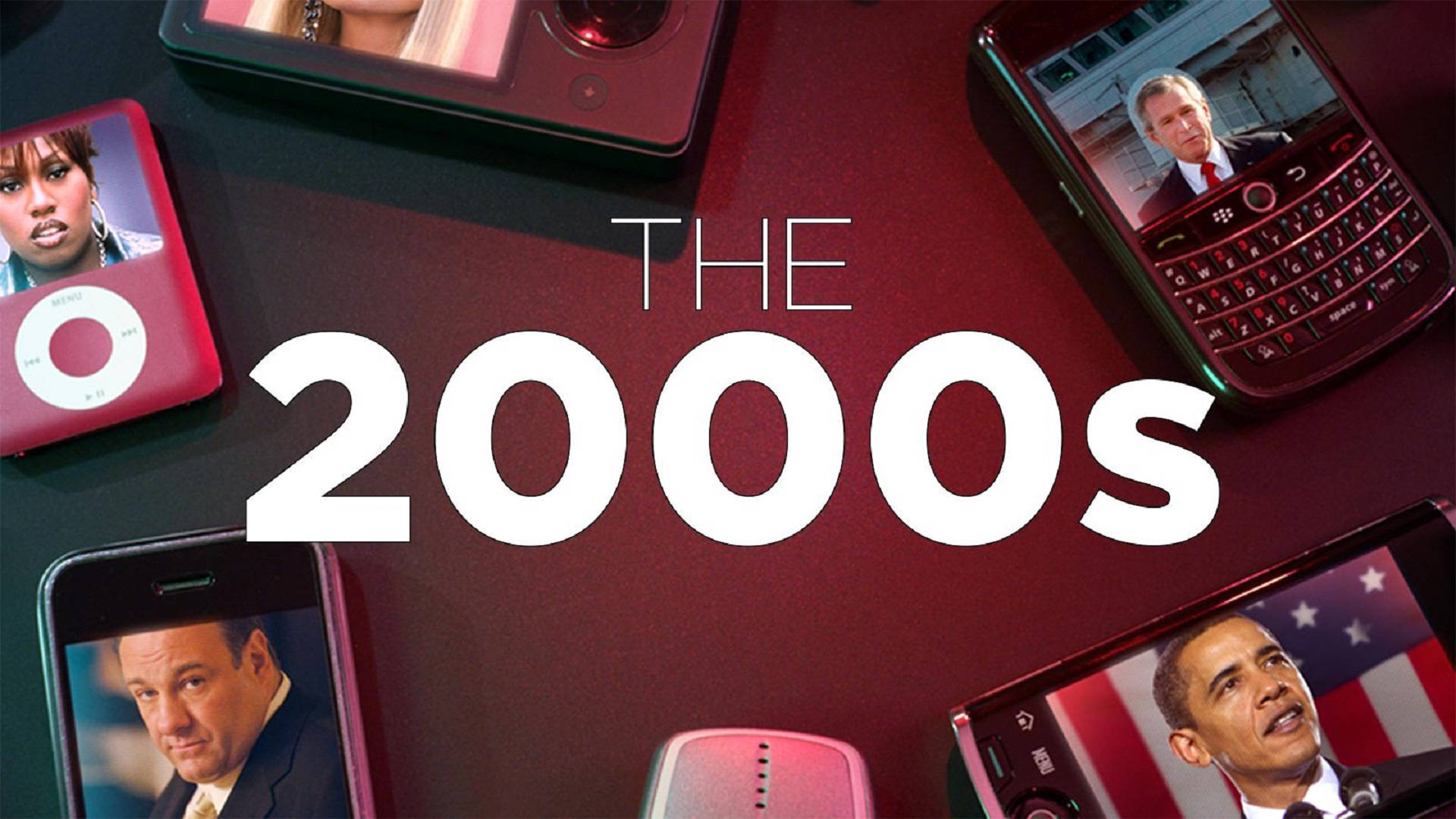 CNN《2000年代》封面 壁紙 — 一個懷舊的平面擺拍，展示2000年代的科技產品如iPod和早期智能手機，在深紅色背景上顯示標誌性公眾人物。