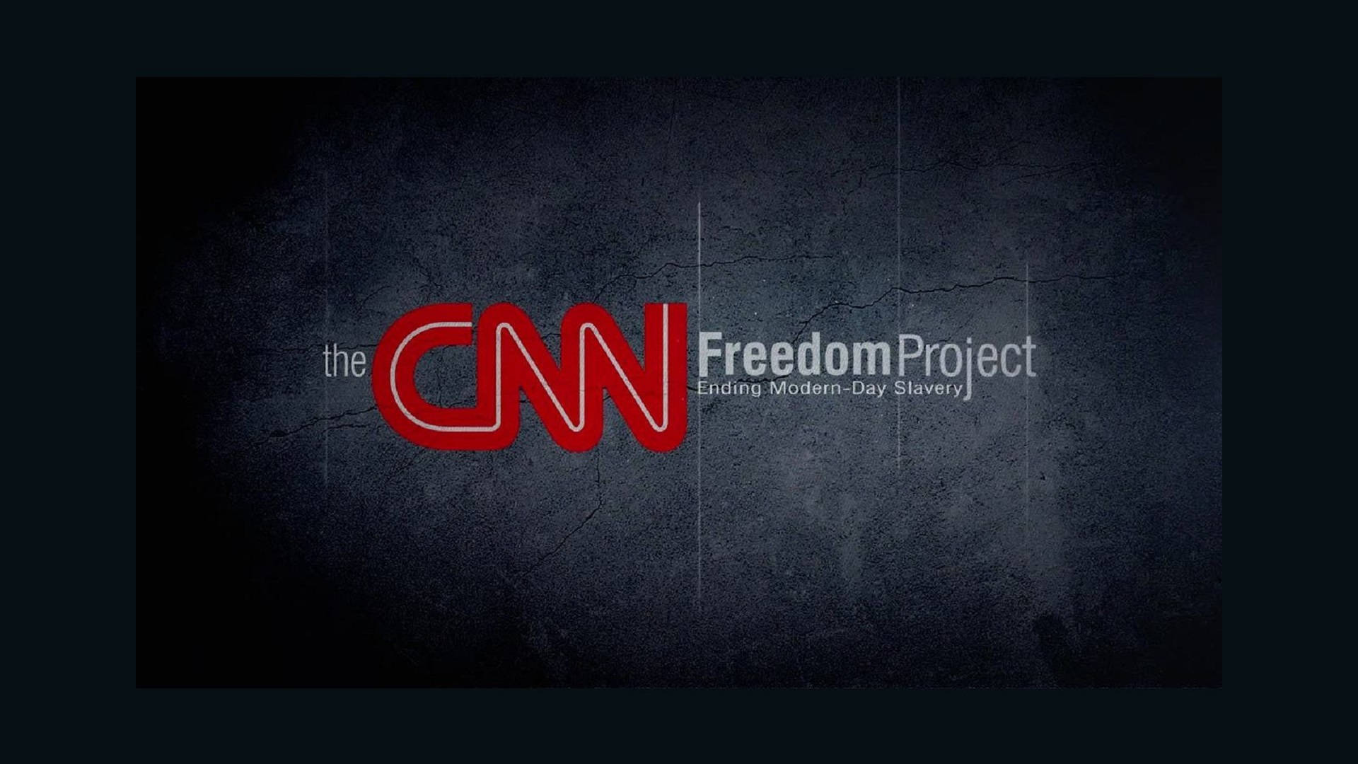 CNN自由計畫 壁紙 — CNN Freedom Project 標誌以粗體紅色顯示在帶有微弱垂直線條的裂紋深灰色牆壁上。