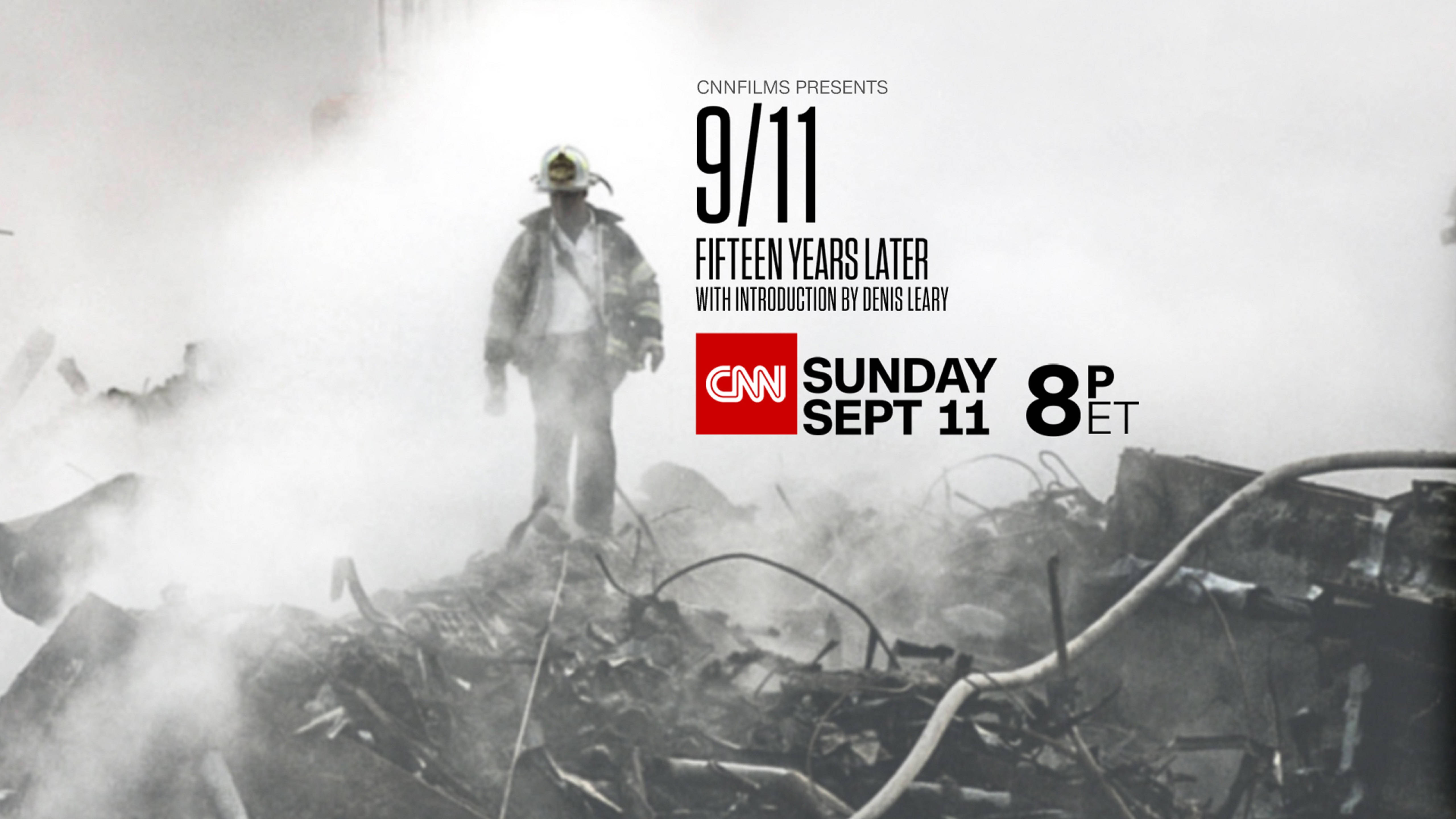 CNN 9/11 宣傳海報 壁紙 — 一名孤獨的消防員站在被煙霧籠罩的毀滅建築物廢墟中，這是一幅陰鬱的紀念圖像。