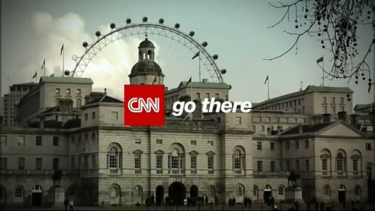 CNN Go There 倫敦 壁紙 — CNN標誌疊加在歷史悠久的倫敦建築物上，倫敦眼在後方以柔和色調可見。