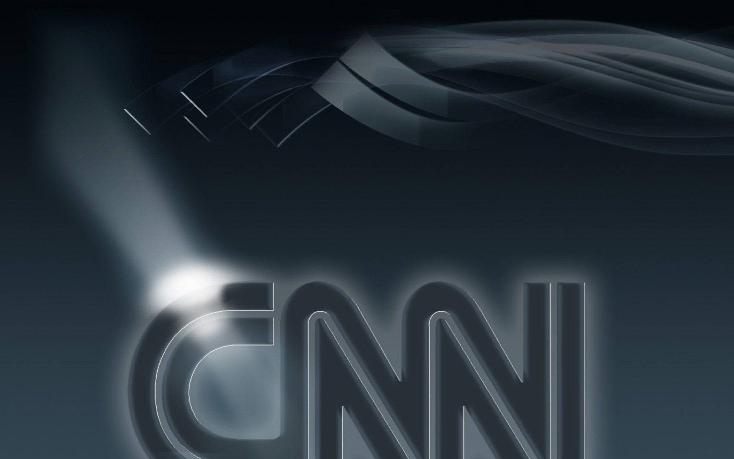 CNN 線上新聞網 壁紙 — 光澤的CNN標誌在帶有流動玻璃狀絲帶的深色抽象背景上發出柔和的光芒。