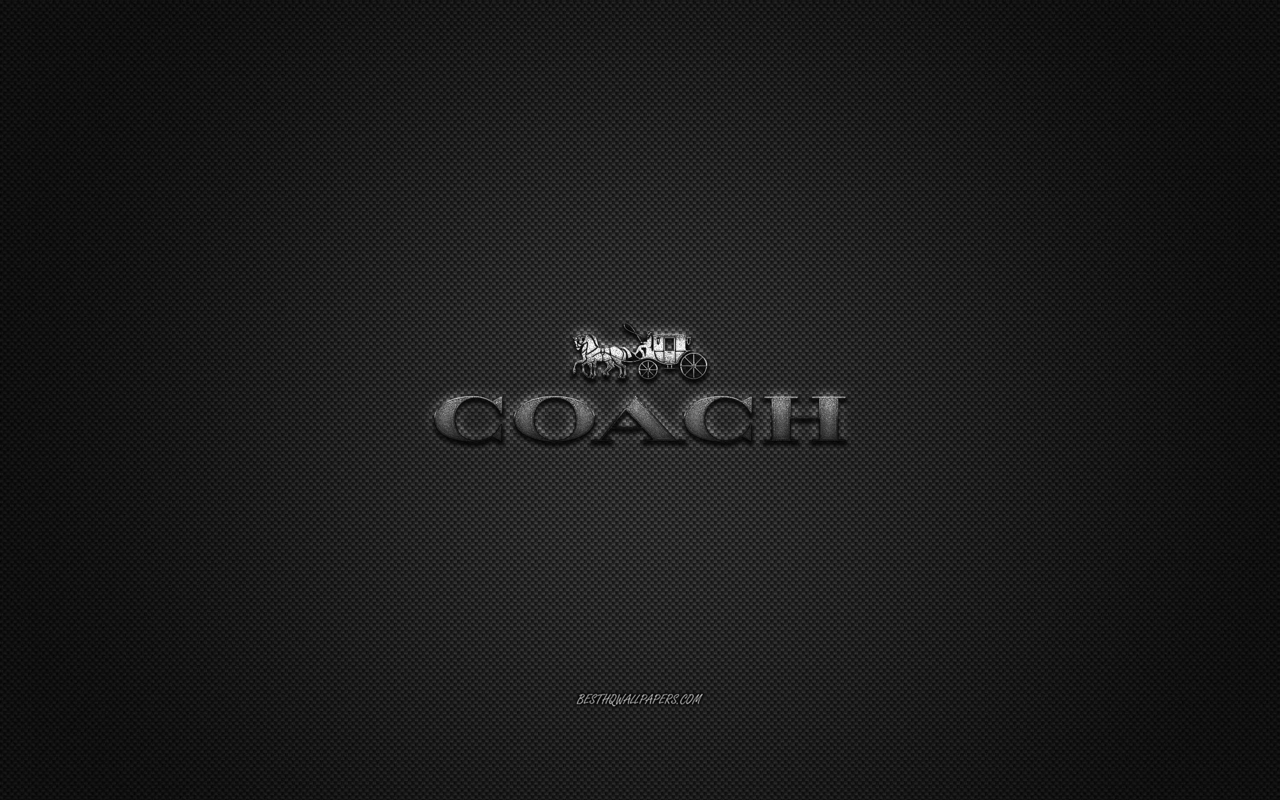 Coach品牌標誌與馬車圖案 壁紙 — 一個時尚的金屬Coach標誌，中央有馬車圖案，置於深色紋理背景上。