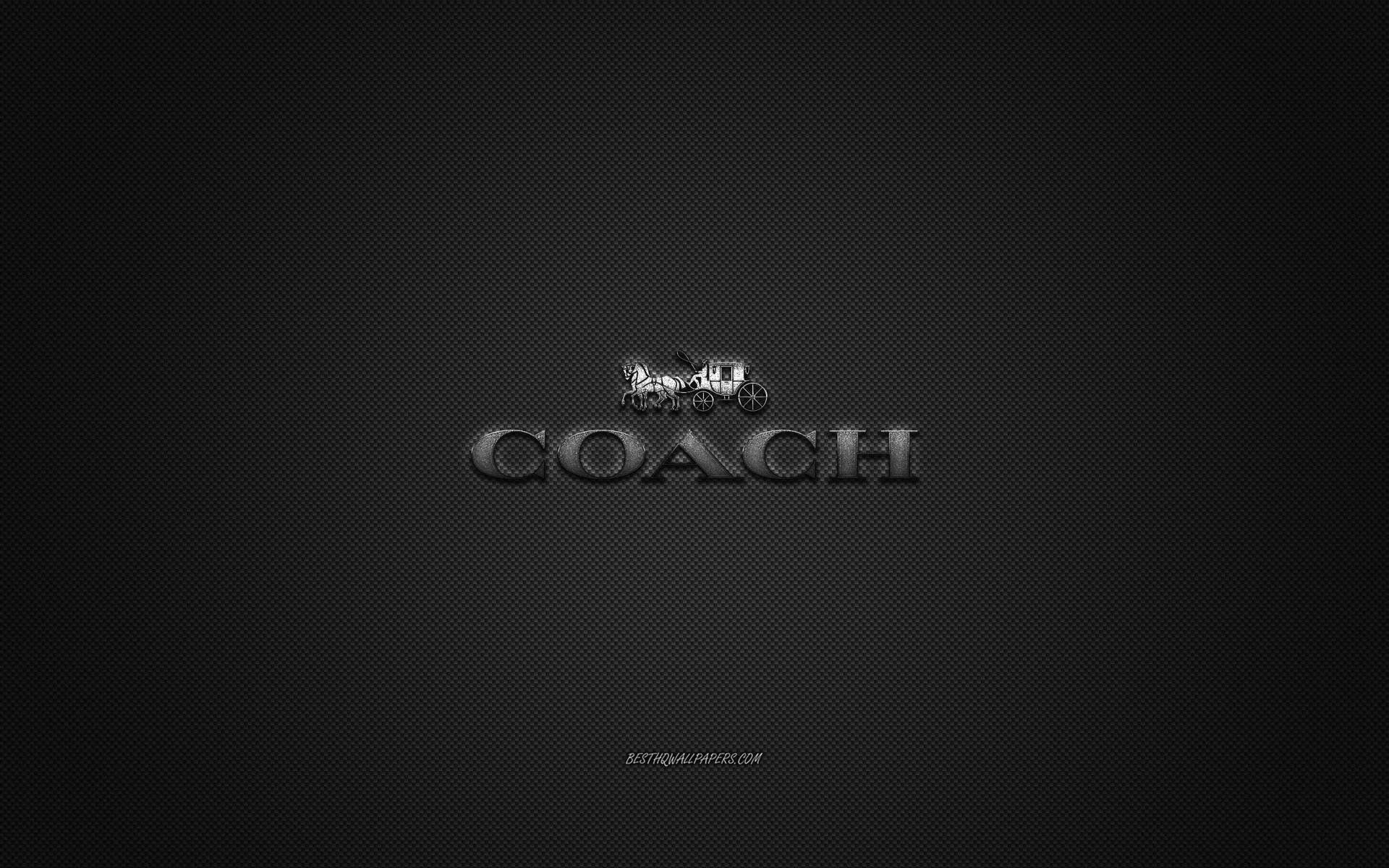 Coach品牌標誌，在深色紋理背景上帶有馬車圖案