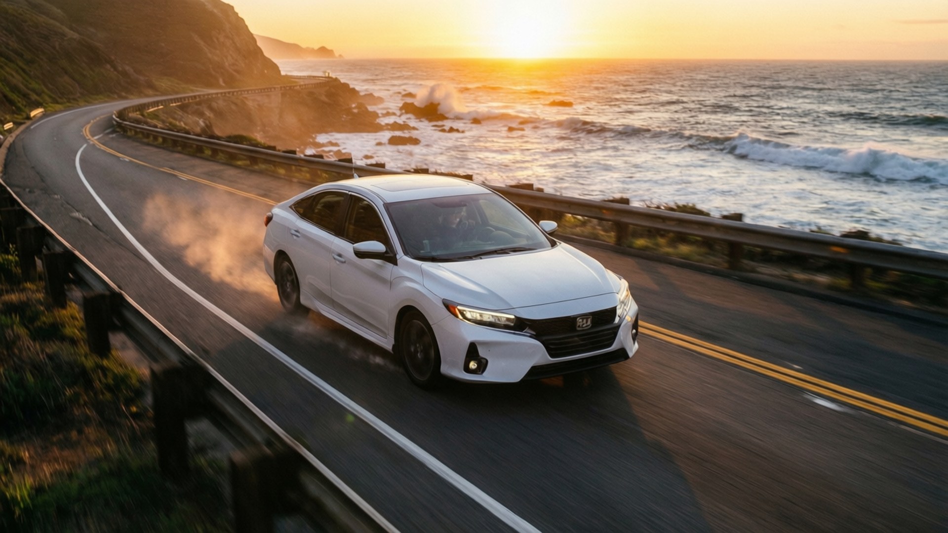 白色汽車在日落時分行駛在海岸公路上，海浪拍打。