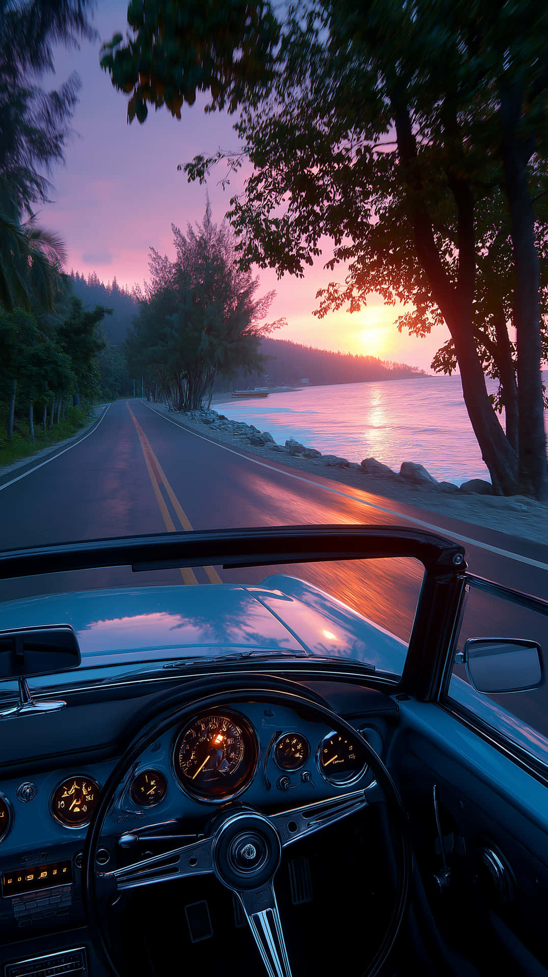 Coastal Drive at Dusk with Reflective Roadway and Ocean 壁紙 — 一輛復古敞篷車沿著海岸公路行駛，夕陽西下，棕櫚樹和發光的橙色天空。