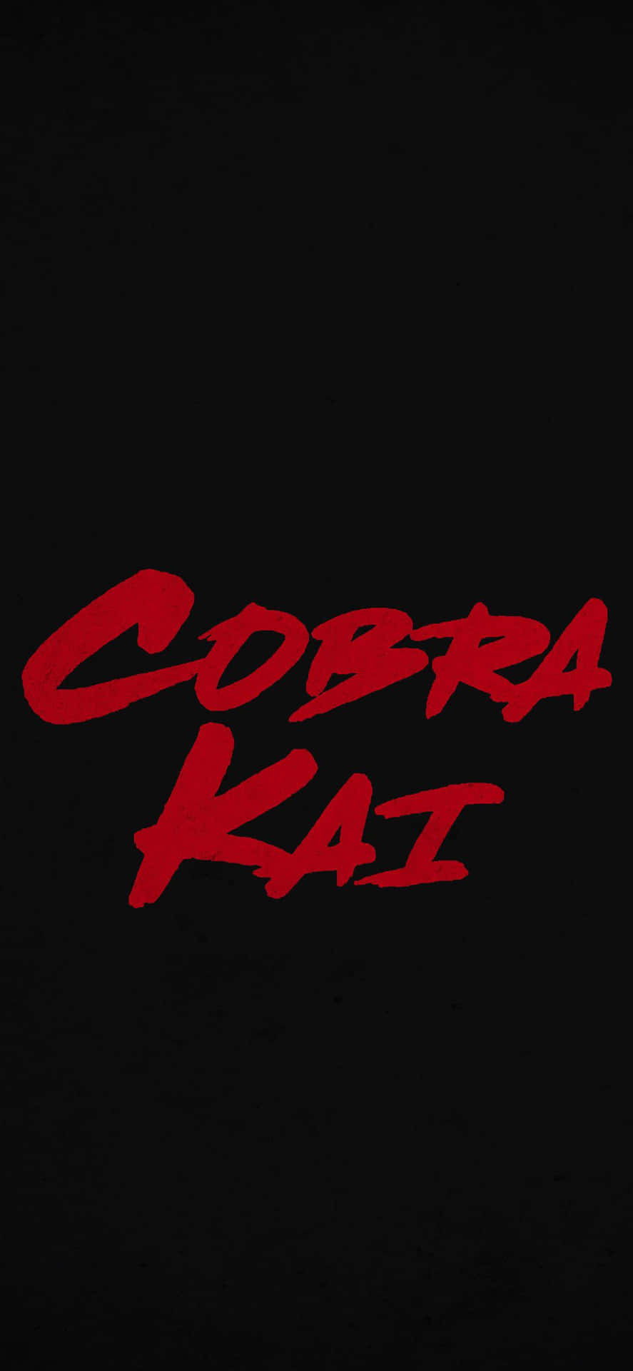 黑色紋理背景上的紅色「Cobra Kai」標誌