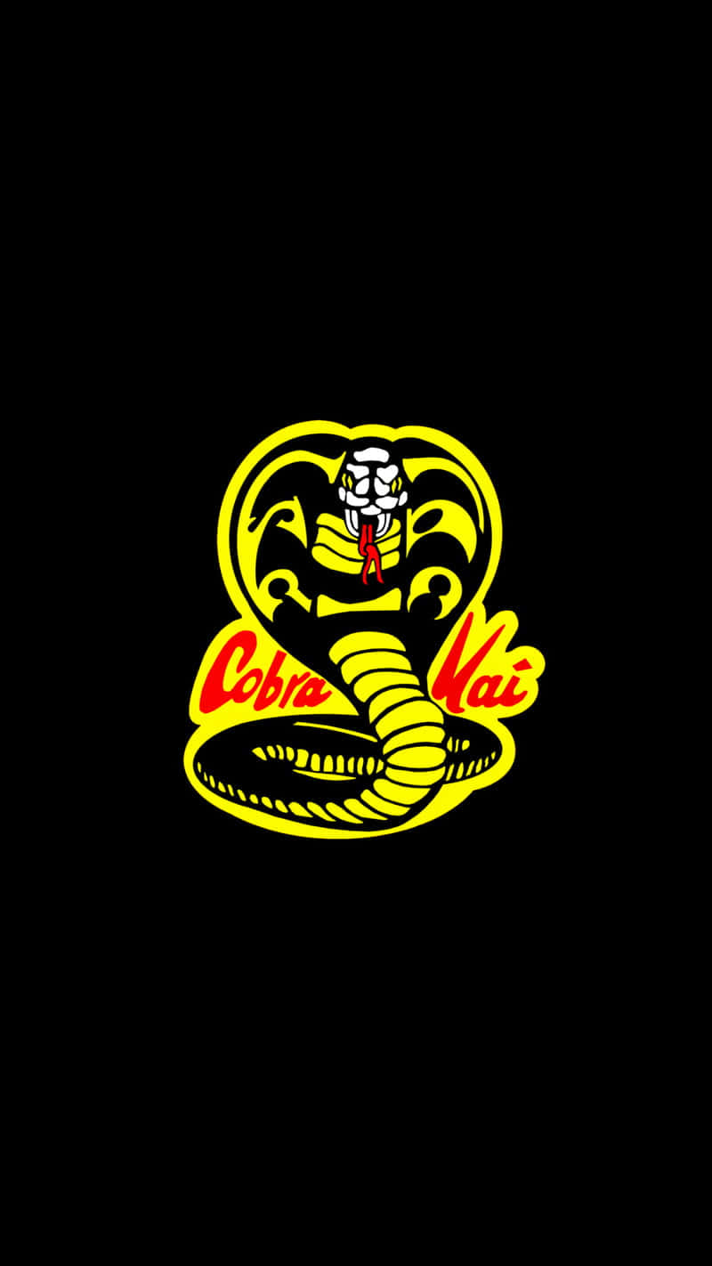 「準備好與 Cobra Kai 和 iPhone XR 一同出擊」 壁紙 — 一個大膽的黃紅眼鏡蛇標誌，帶有 'Cobra Kai' 文字，襯以純黑背景。