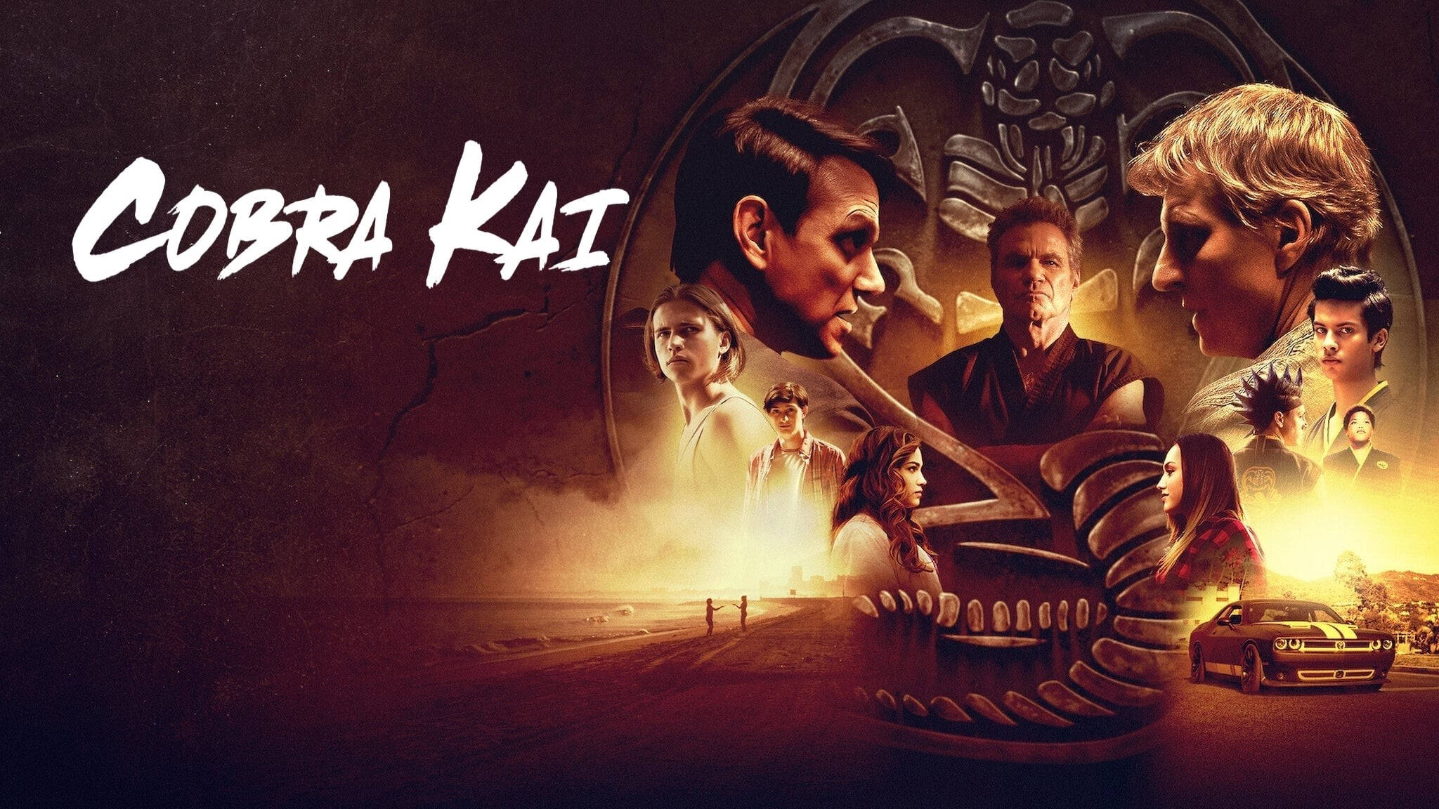 桌布 壁紙 — Cobra Kai 標題海報，角色在沙漠場景中，有巨大的蛇頭和經典汽車。