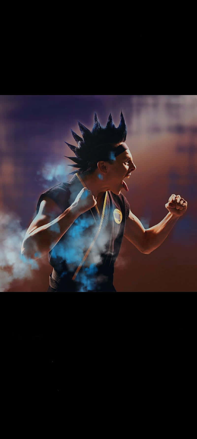 讓道場能量融入生活，全新《Cobra Kai》iPhone XR 壁紙 — 一個頭髮尖刺的動漫角色穿著深色背心，握緊拳頭咆哮，藍色能量在他周圍旋轉，背景是煙霧瀰漫的黃昏。