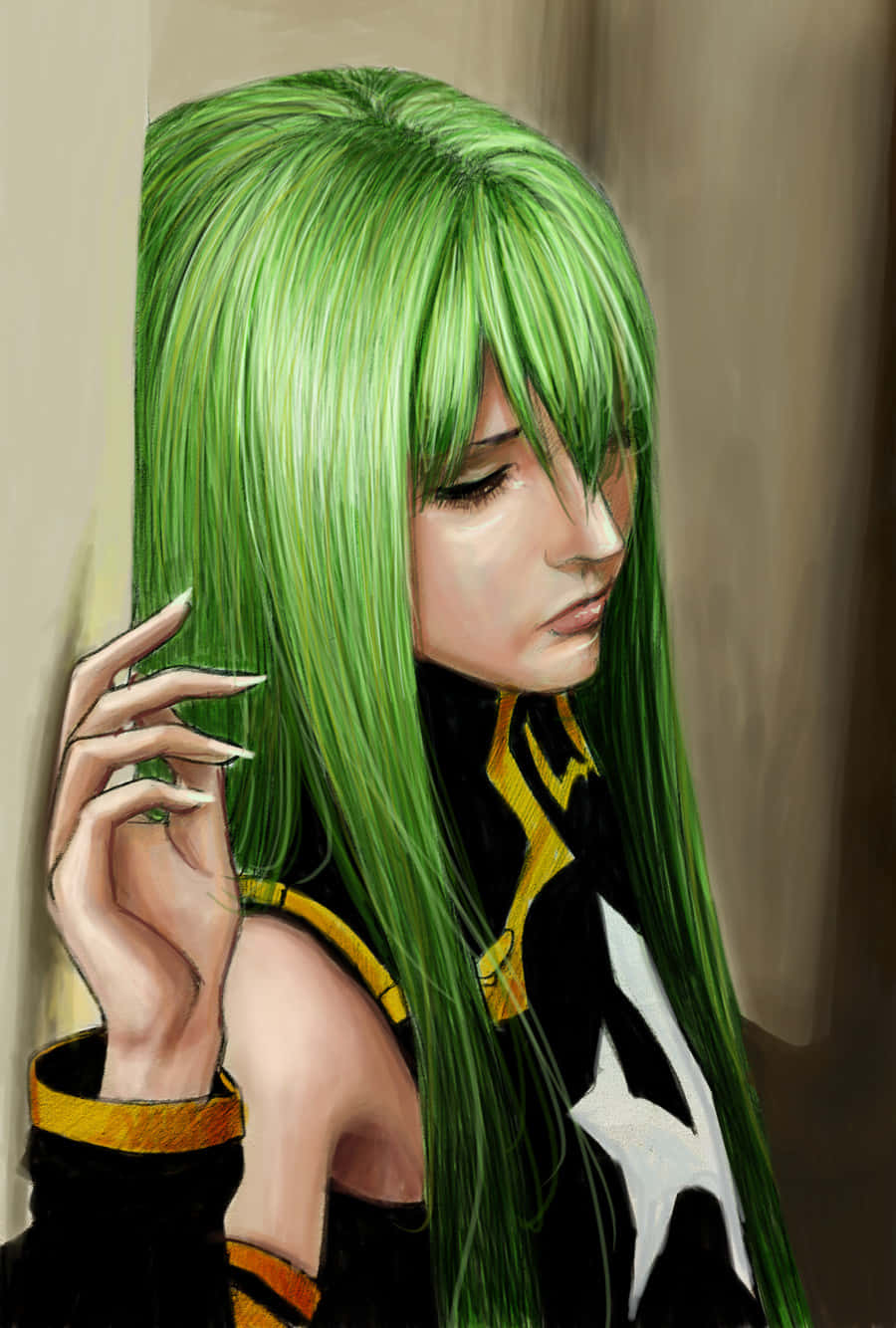 Code Geass C.C. 傷感倚牆畫面 壁紙 — 一個憂鬱的動漫女孩，擁有充滿活力的綠色頭髮和黑色與黃色的服裝，手靠近臉頰向下凝視。