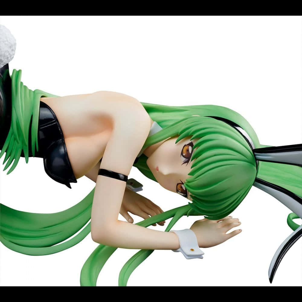 Code Geass C.C 白色背景模特圖 壁紙 — 一個詳細的動漫人偶，描繪一位綠髮少女穿著黑色服裝，在純白背景前動態擺姿勢。