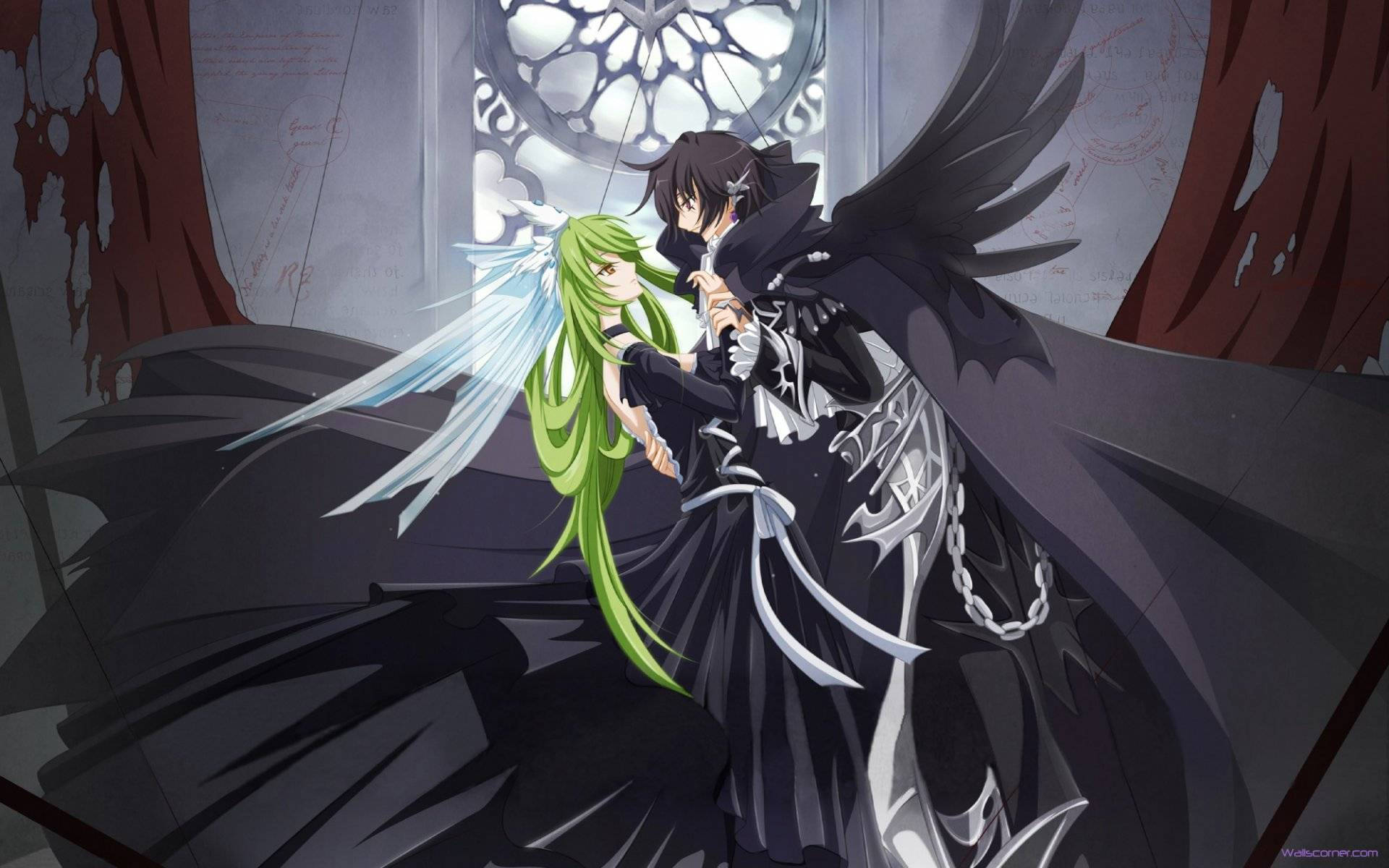 Code Geass 動畫愛情 CC與Lelouch 壁紙 — 一個深色翅膀的動漫角色在彩繪玻璃窗前擁抱一個綠髮天使般的人物。