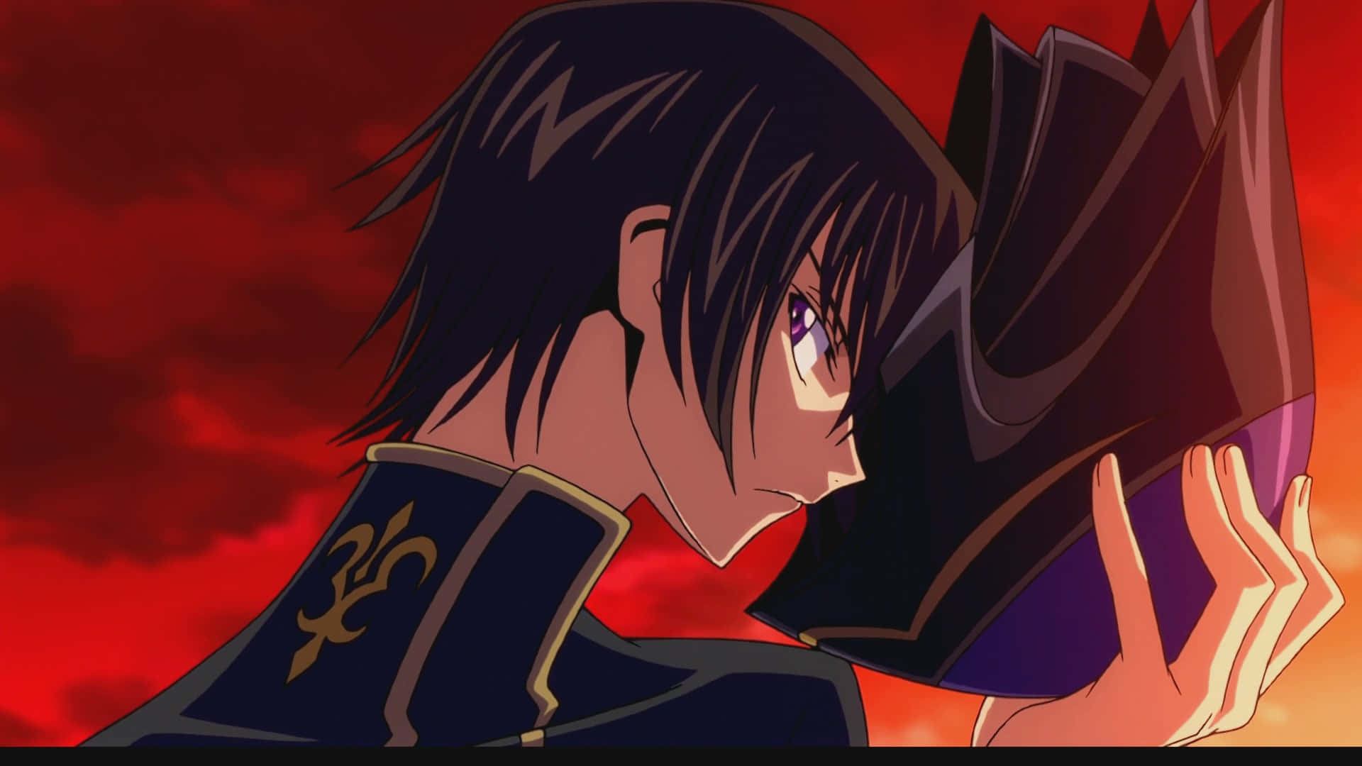 《Code Geass》中的魯路修·蘭佩路基 壁紙 — 一個深色頭髮的動漫角色穿著藍色制服，在火紅的天空下拿著頭盔。