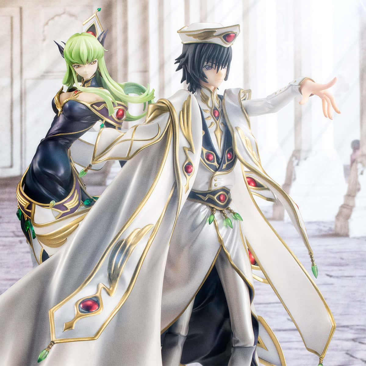 Code Geass 皇帝們壁紙 壁紙 — 兩個動漫人物穿著華麗的白金色和黑色服裝，站在宏偉的大理石大廳中，柔和的光線透過高大的窗戶照射進來。