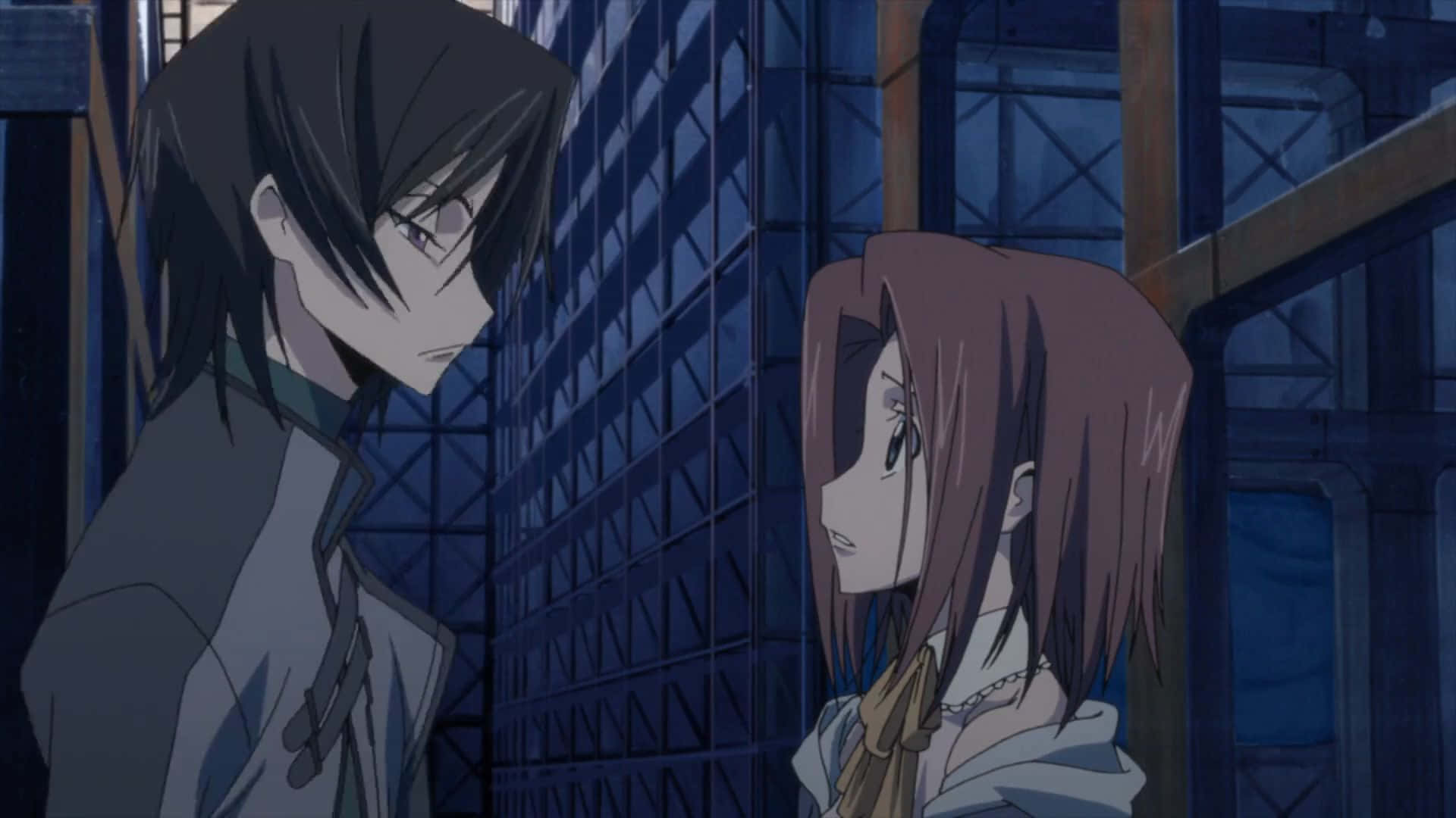 Code Geass 路西法與卡蓮圖 壁紙 — 兩個動漫角色站在昏暗的工業小巷中，藍色調的天空下，陷入緊張的沉默對視。