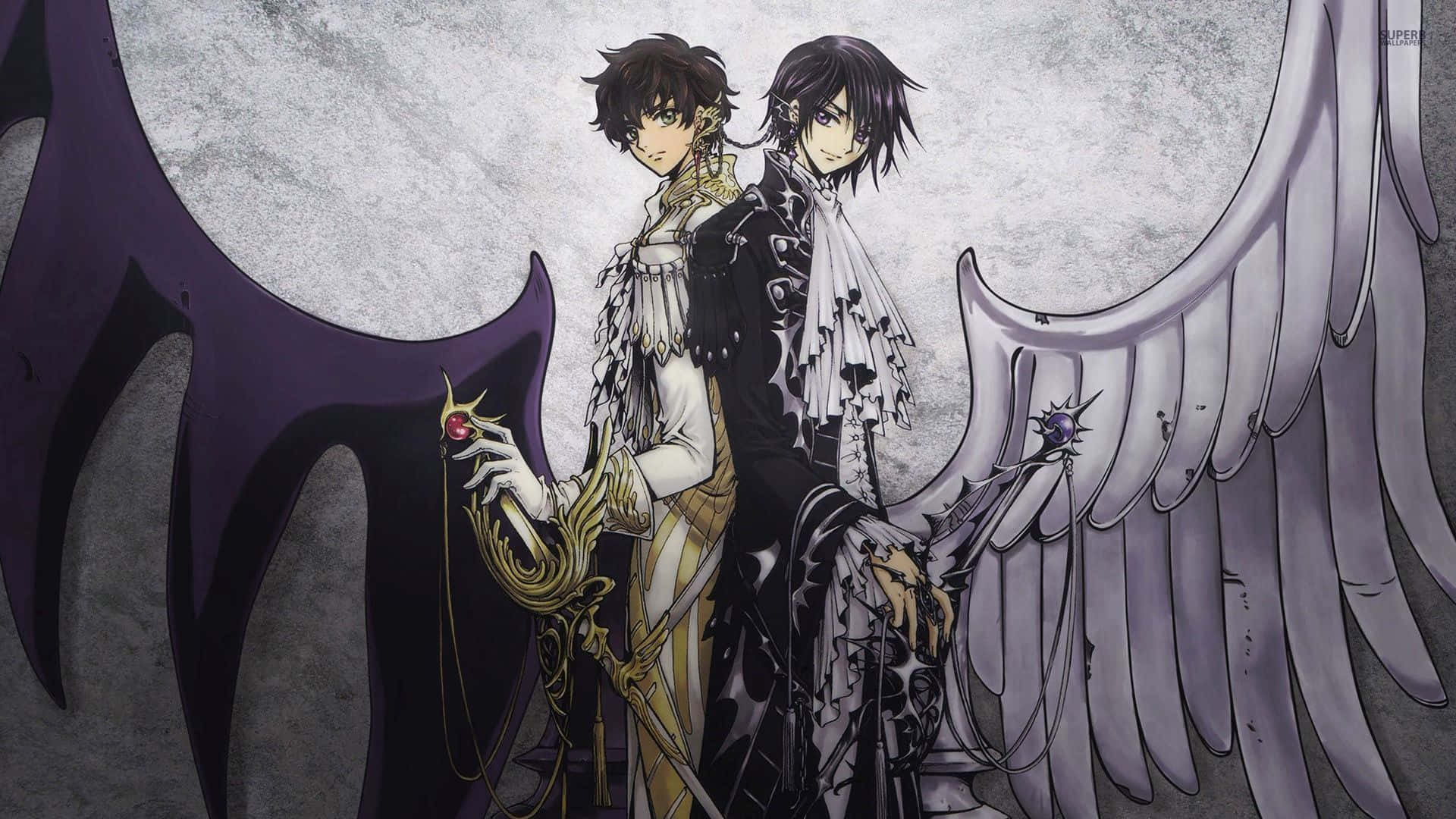 Code Geass 路西法與紗倉圖 壁紙 — 兩個動漫角色，翅膀形成對比，一個手持金色權杖，另一個手持帶刺的杖，站在有紋理的灰色背景前。