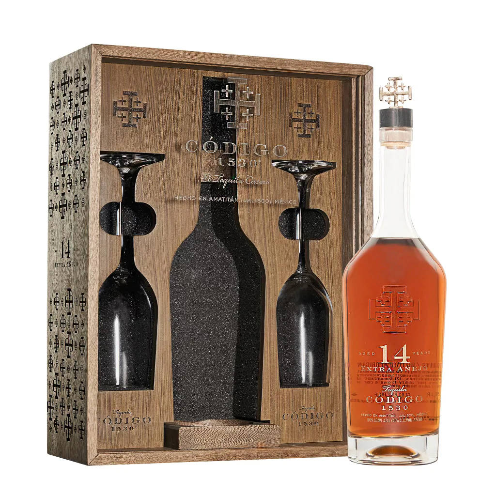 豪華龍舌蘭酒禮品套裝，附木盒、黑色酒杯和琥珀色酒瓶。