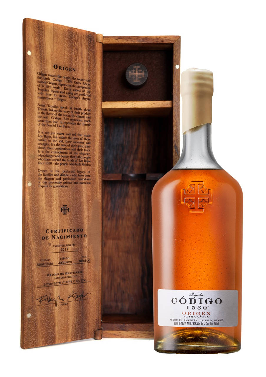 一瓶 Código 1530 Tequila Origén Extrañejo 及其打開的木製禮盒。