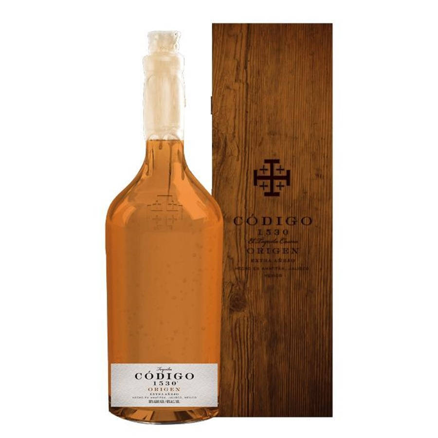 一瓶 Código 1530 龍舌蘭酒及其木製展示盒。