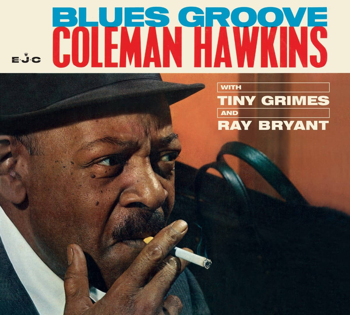 Coleman Hawkins《Blues Groove》專輯封面 壁紙 — 爵士傳奇人物Coleman Hawkins在溫暖的橙色背景下抽煙，帶著沉思目光的特寫照片。