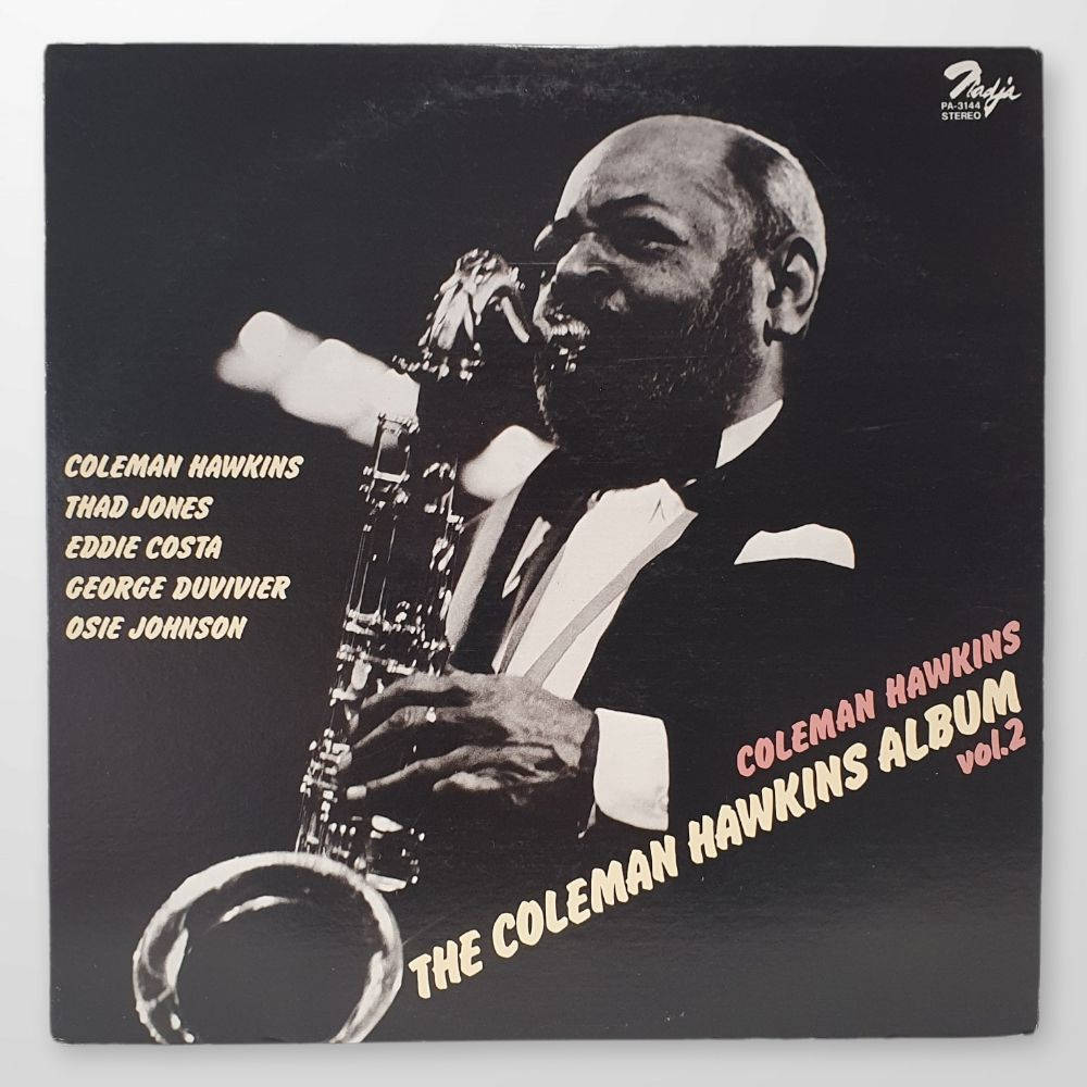 Coleman Hawkins 罕見專輯海報 壁紙 — 一張黑白專輯封面展示了爵士薩克斯風手Coleman Hawkins在黑暗背景下熱情演奏他的樂器。