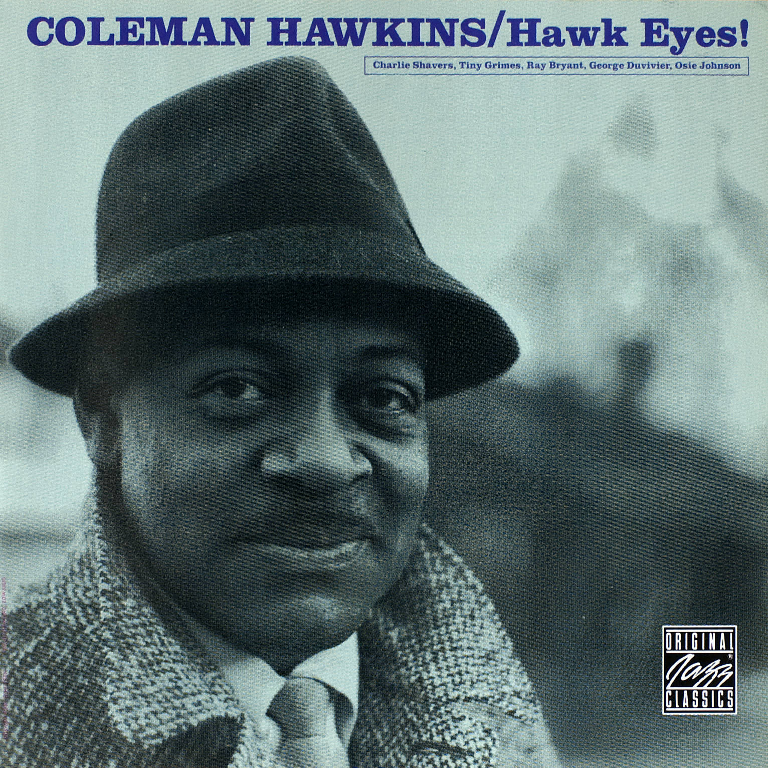 Coleman Hawkins《Hawk Eyes》專輯封面 壁紙 — 一張爵士傳奇人物科爾曼·霍金斯戴著軟呢帽、穿著質感外套、露出溫暖笑容的復古黑白肖像。