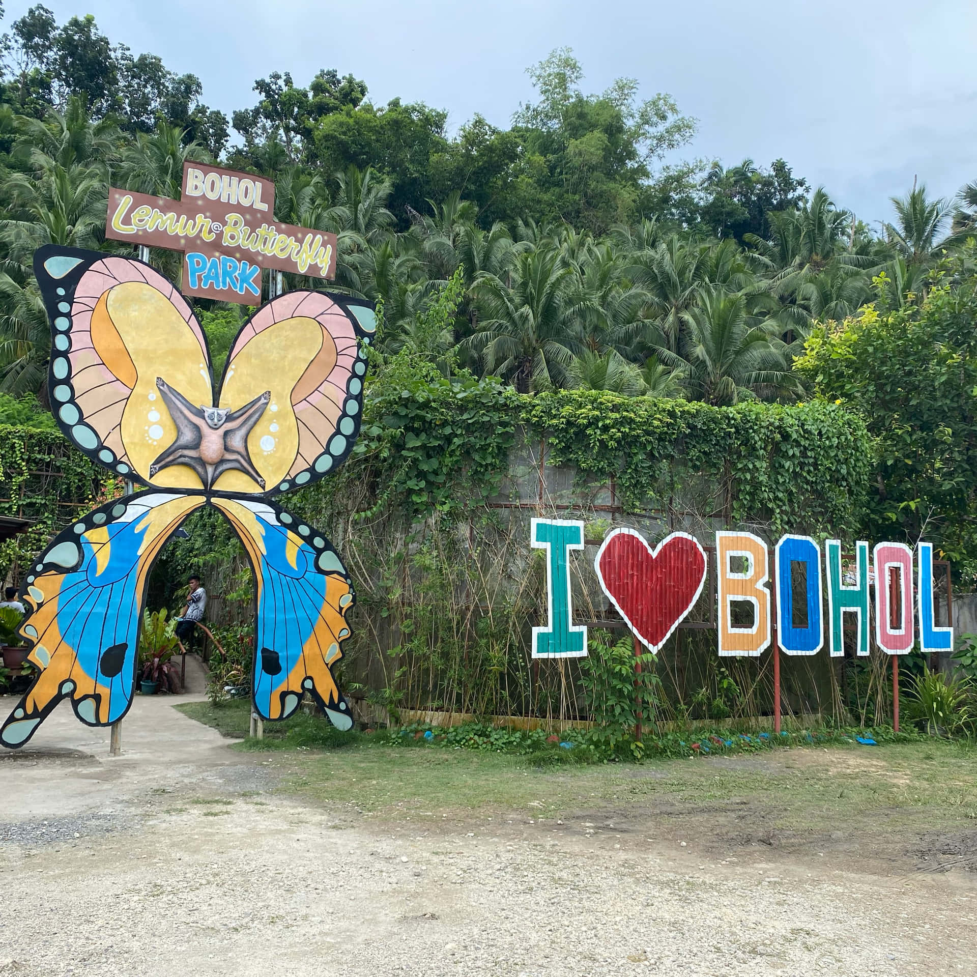 熱帶公園入口處色彩繽紛的蝴蝶拱門和 I heart Bohol 標誌。
