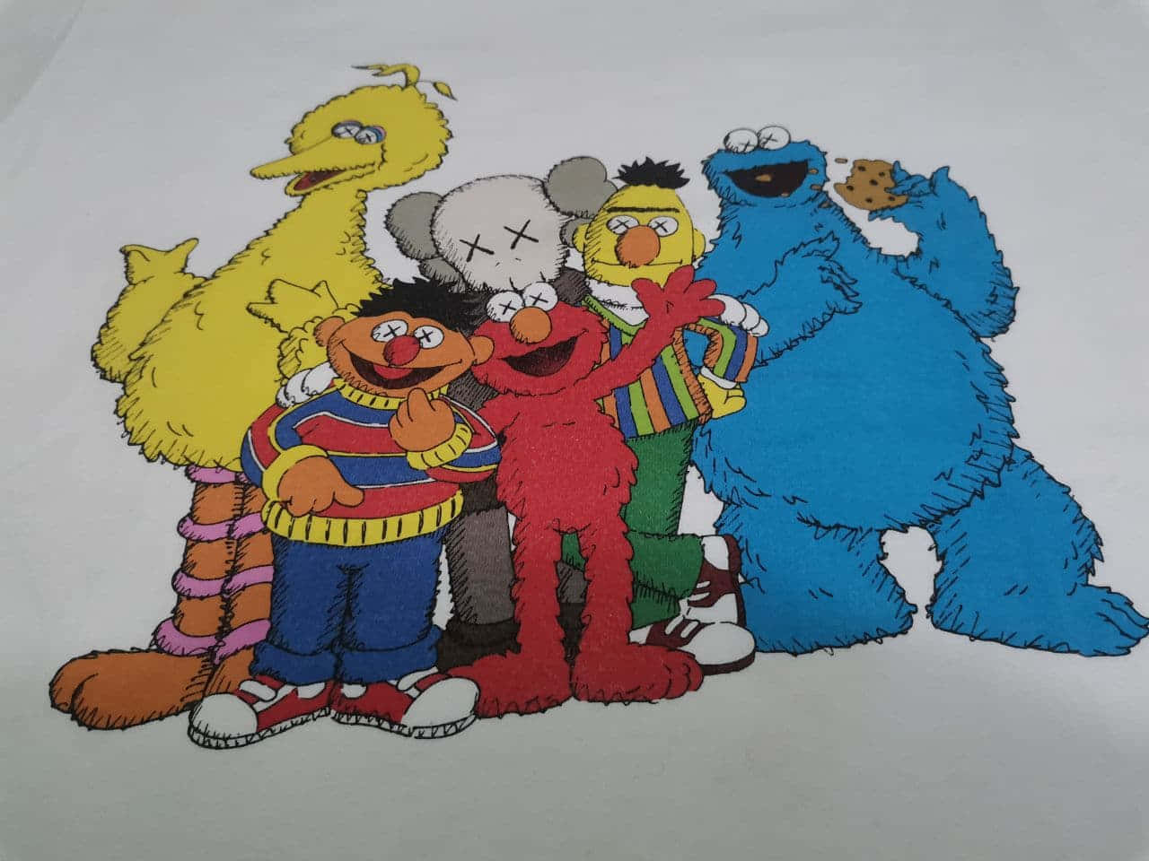 Kaws Sesame Street 桌布 壁紙 — 一組色彩繽紛的芝麻街角色，包括 Elmo、Cookie Monster 和 Big Bird，在歡樂的卡通插圖中一起擺姿勢。