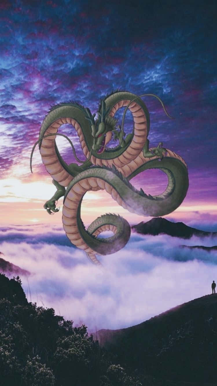  壁紙 — 一條巨大的綠色巨龍在雲海之上威嚴地盤旋，一個孤獨的身影在暮色中從山脊仰望。