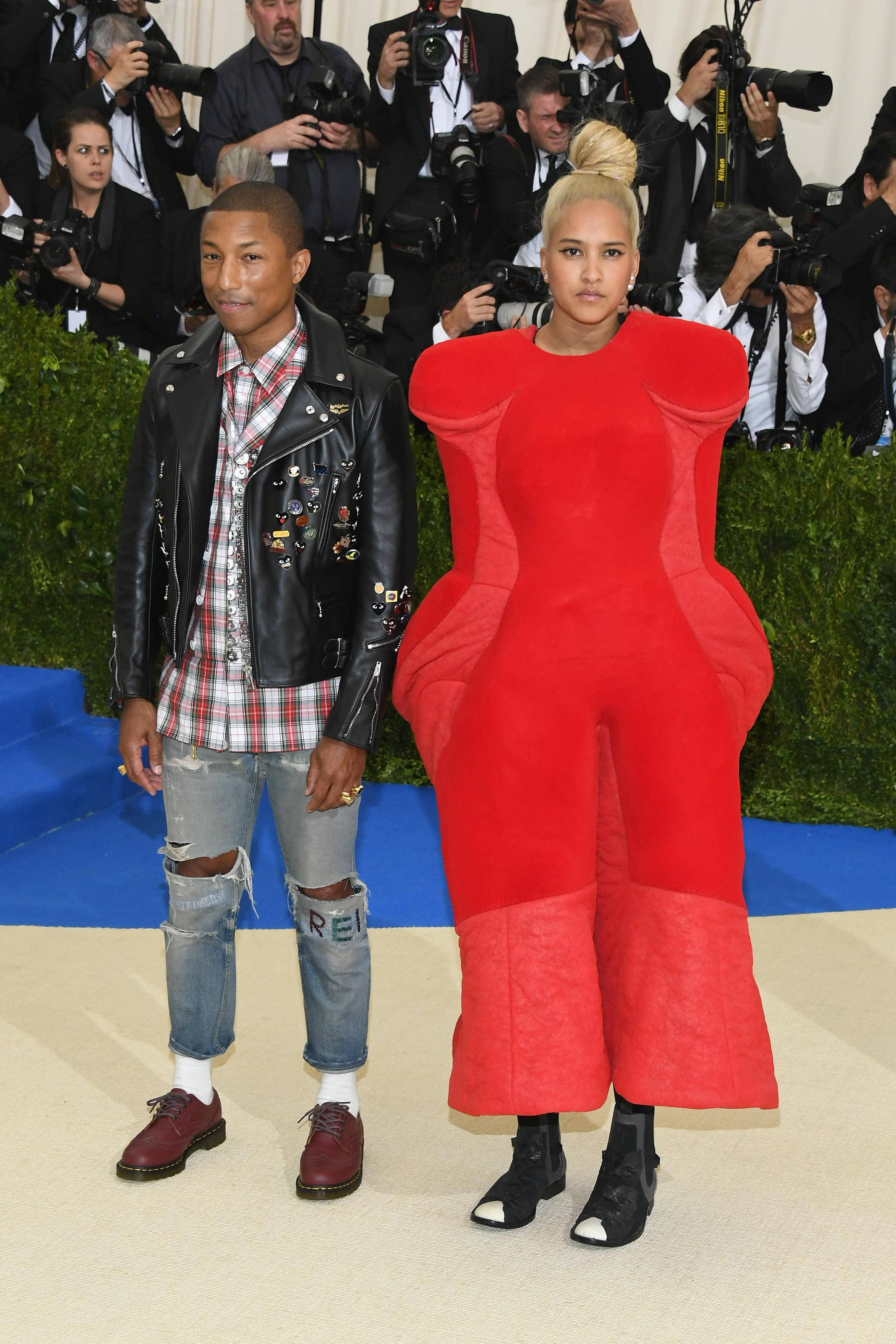 Comme Des Garçons 2017 洛克菲勒大會 壁紙 — 兩位名人喺一個被攝影師包圍嘅華麗活動嘅紅地毯上擺甫士。