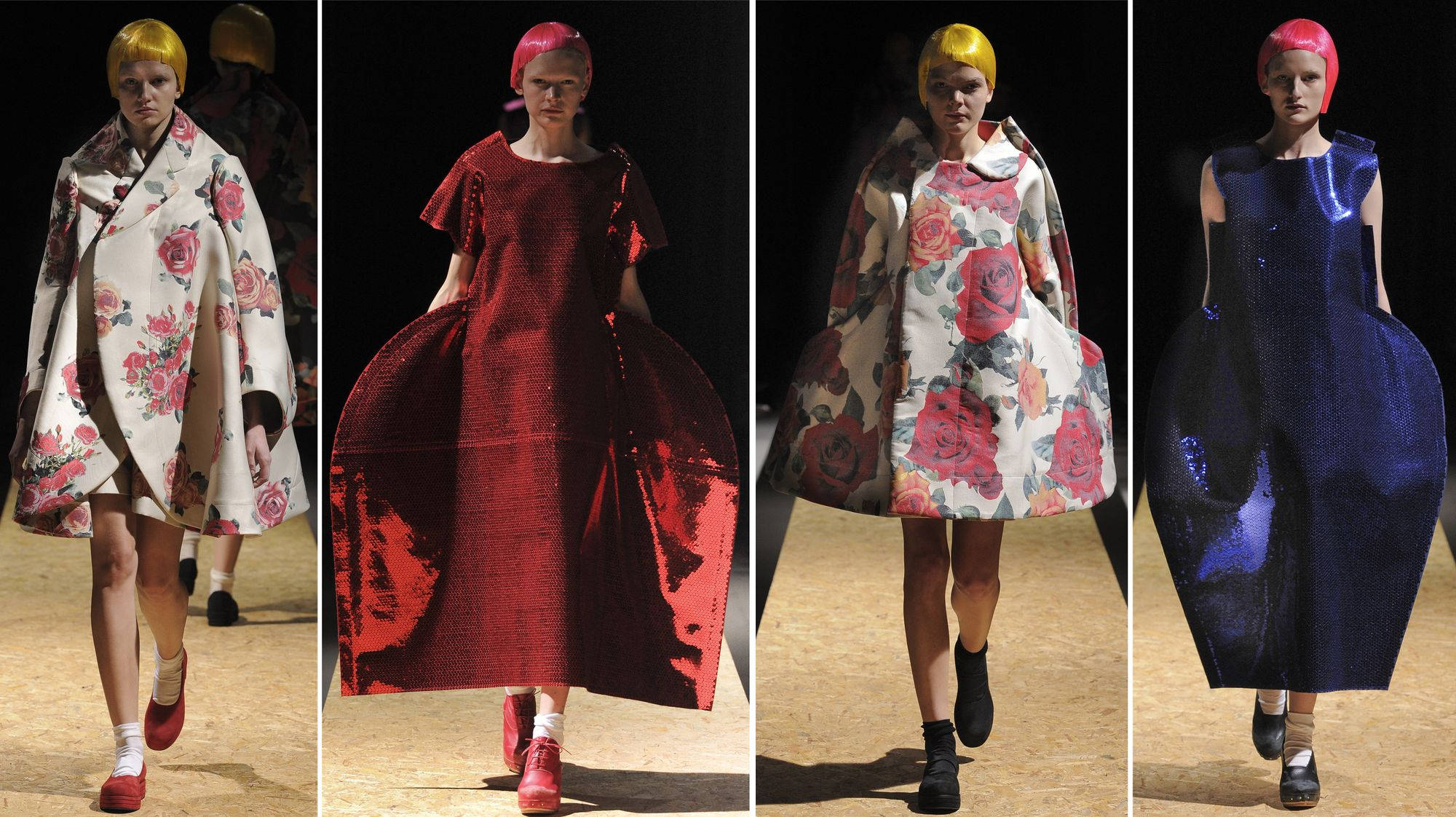 Comme Des Garçons 系列連衣裙拼貼 壁紙 — 四位模特兒在戲劇性的舞台燈光下，穿著大膽的1960年代風格時尚，展現花卉圖案、金屬紅和深藍色，走在天橋上。