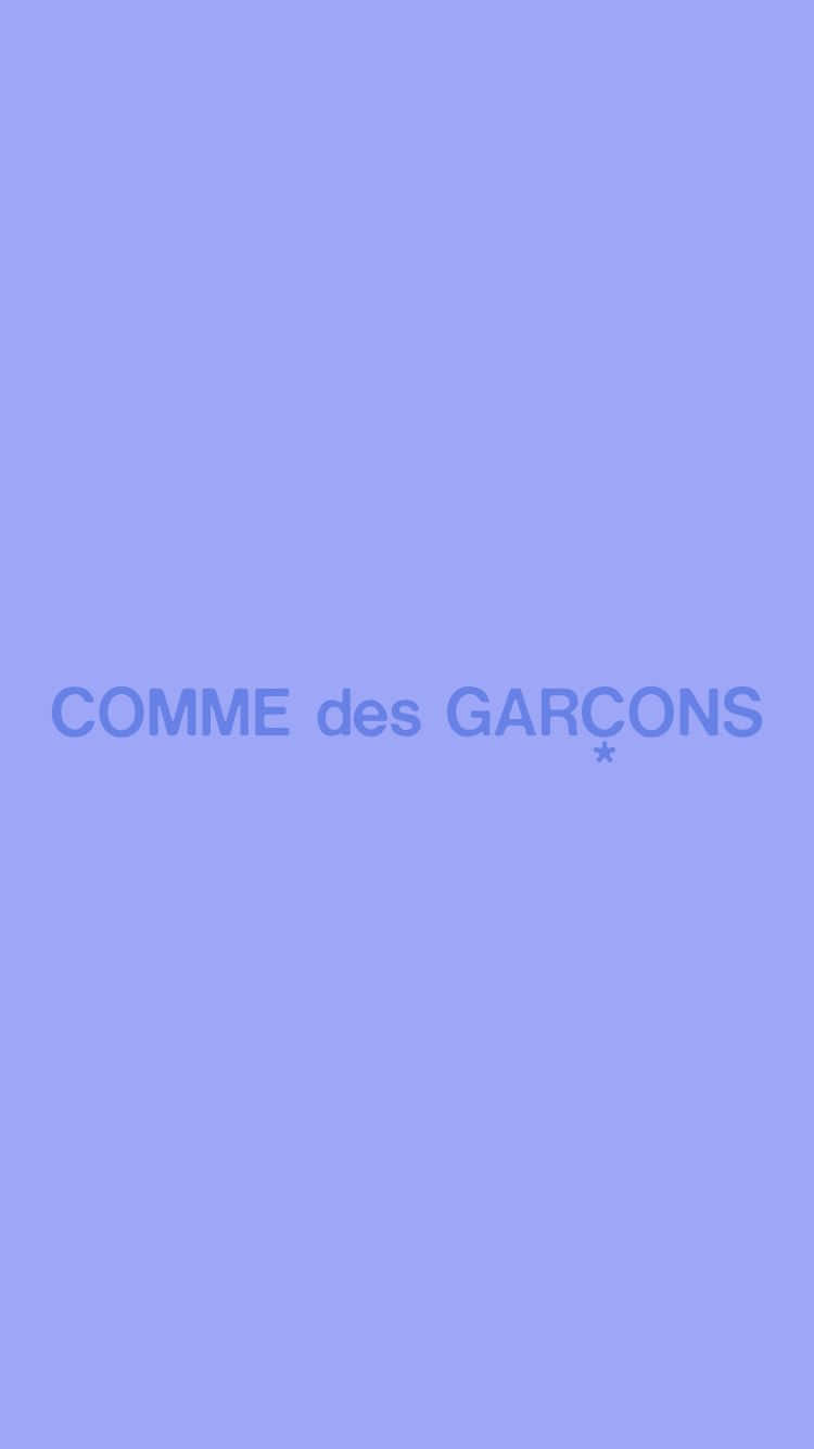 薰衣草背景，中央帶有相同色調的COMME des GARÇONS標誌。