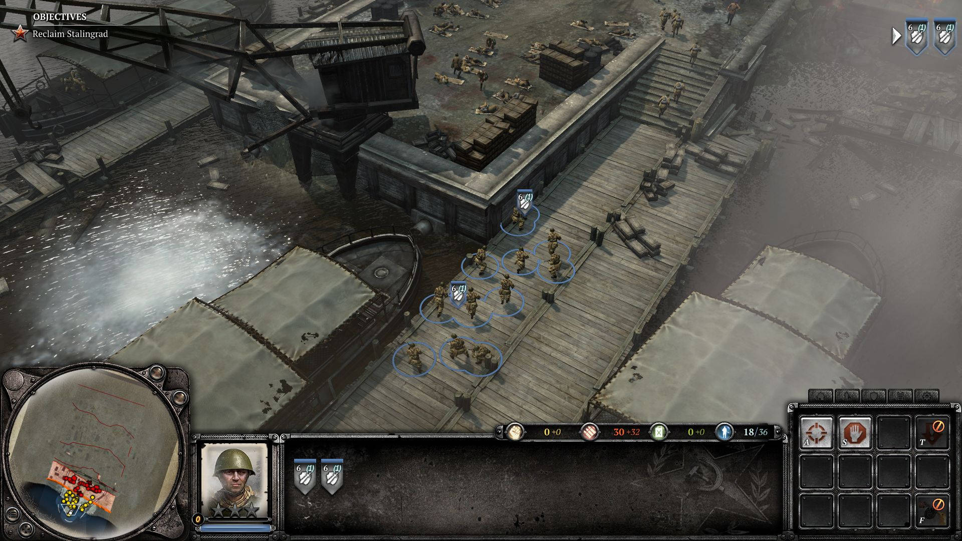 Company of Heroes 2 登陸港口 壁紙 — 從上往下看士兵在戰火摧殘的木製碼頭上前進，粗糙的戰術視頻遊戲界面。