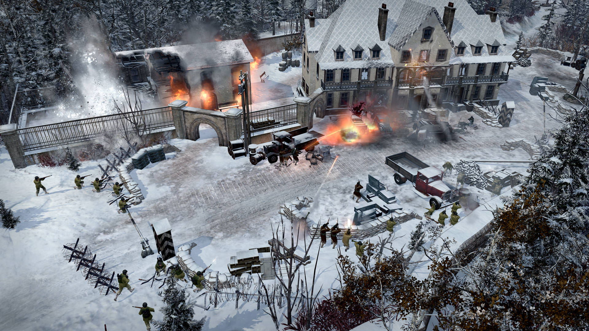 Company of Heroes 2 燒毀宅邸 壁紙 — 被雪覆蓋的村莊遭受圍攻，燃燒的建築物、士兵開火射擊和車輛在冬季混亂中爆炸。