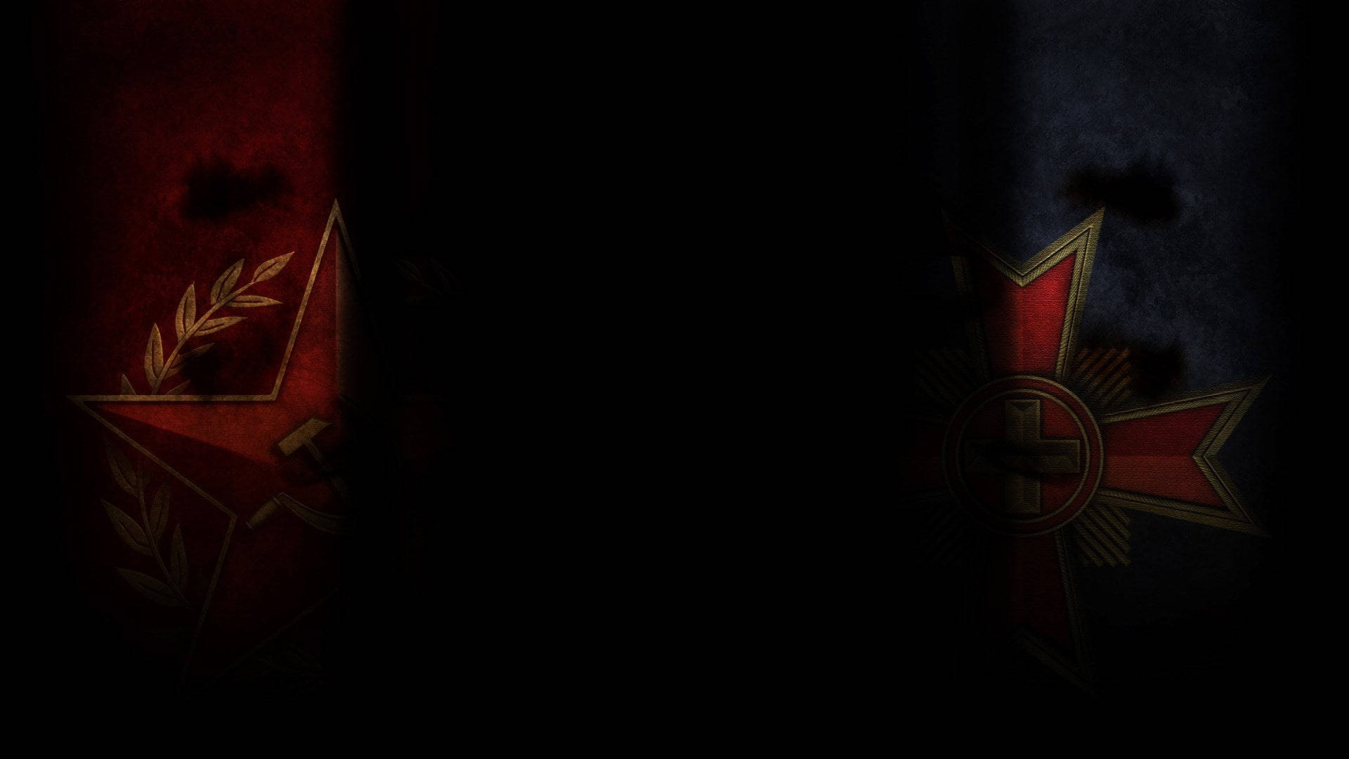 Company of Heroes 2 雙方陣營標誌 壁紙 — 兩個褪色的紅色軍事徽章在深色紋理背景上隱約發光，一個星形帶月桂花環，另一個十字形帶中央徽章。