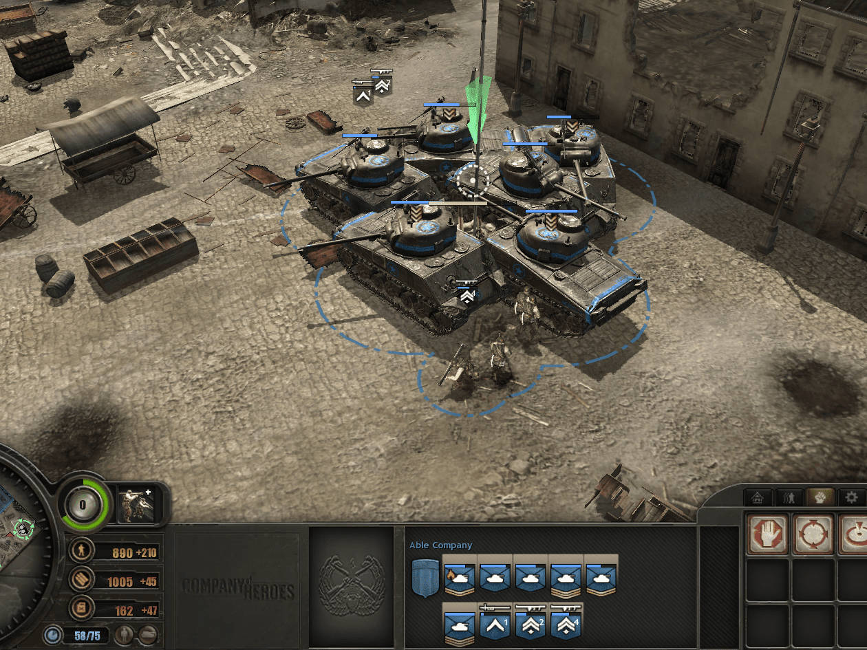 Company of Heroes 2 Able部隊 壁紙 — 一隊坦克和步兵單位部署在一個飽受戰爭摧殘的城市廣場，周圍有瓦礫和受損建築物。