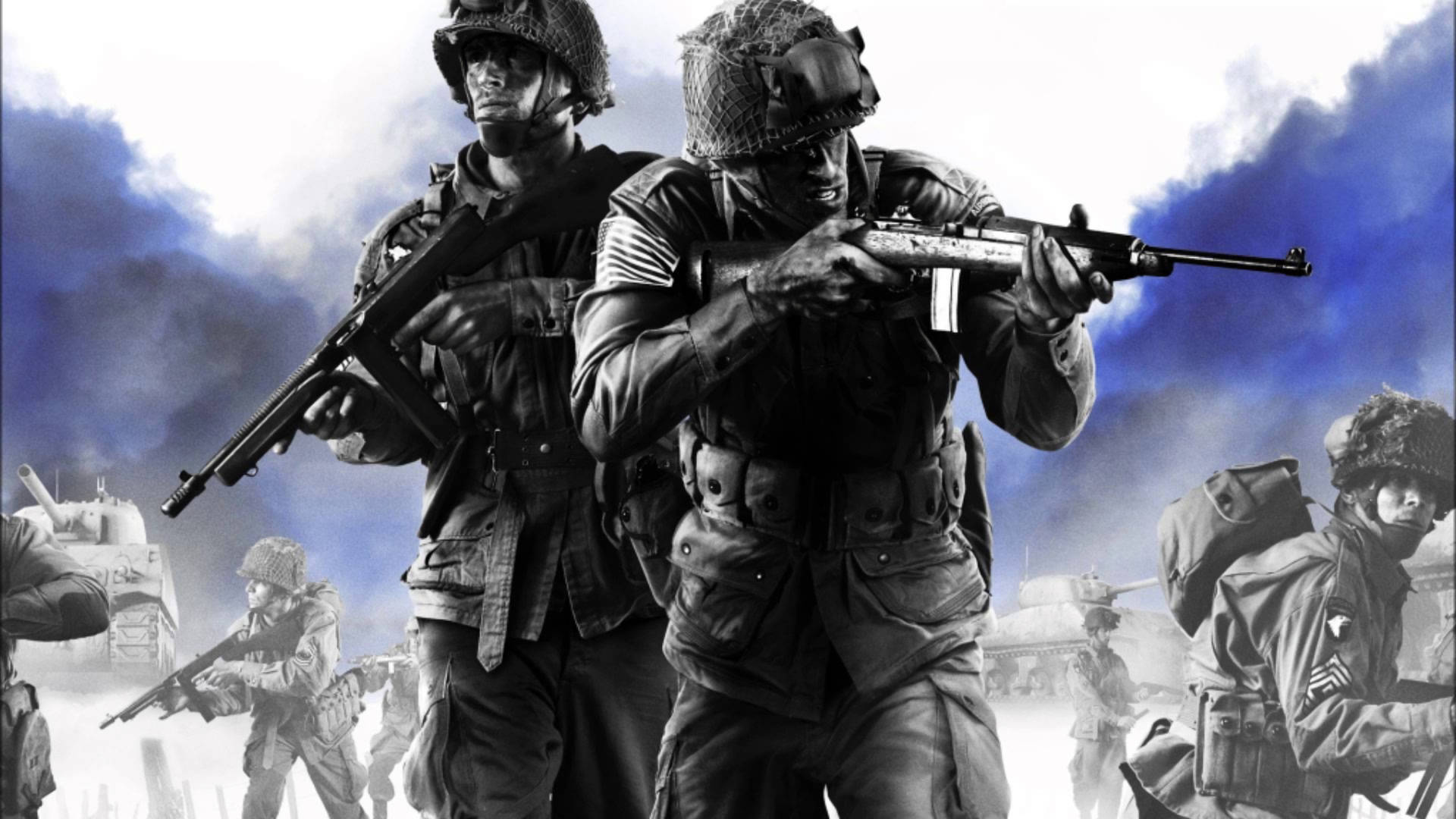 Company of Heroes 2 灰階士兵 壁紙 — 兩名身穿戰鬥裝備的士兵在戲劇性的藍白天空下，背景有煙霧和坦克，持步槍前進。