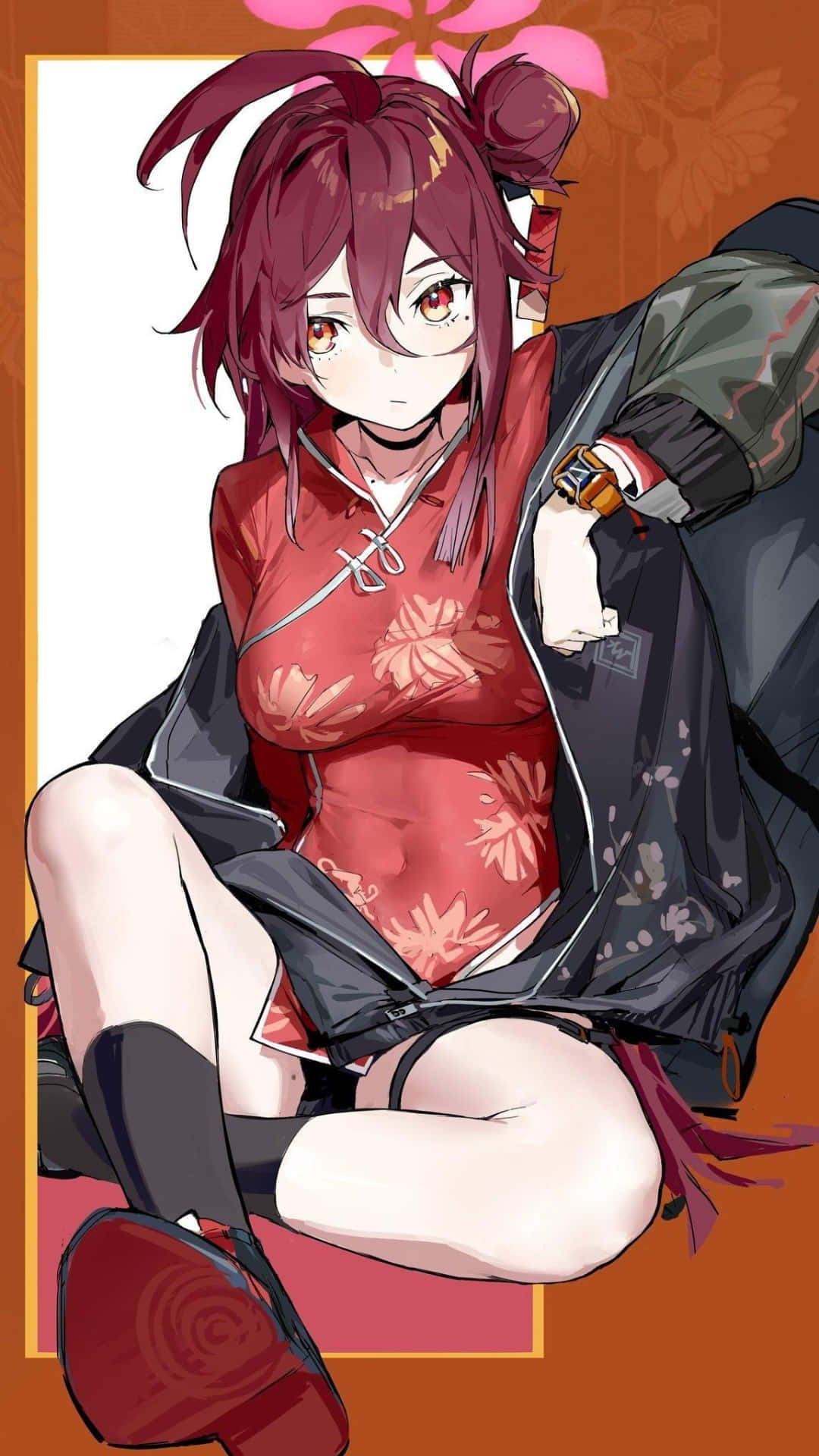  壁紙 — 一個自信的動漫女孩，紅髮，穿著花卉和服，盤腿坐在溫暖的橙色背景上，背景有粉紅色的櫻花。