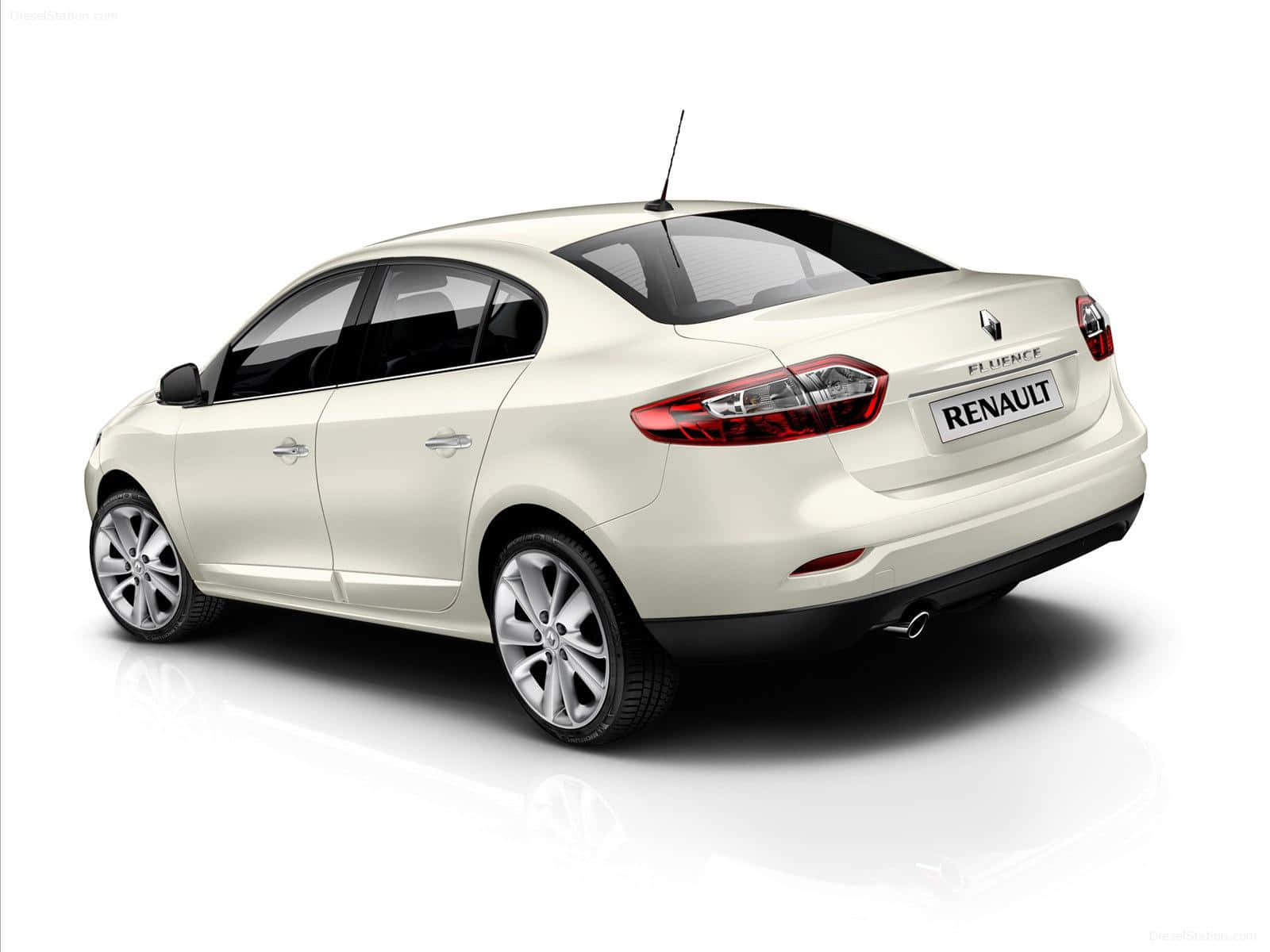 Renault Fluence 桌布 壁紙 — 從後方四分之三角度觀看，一輛純淨的奶油色雷諾Fluence轎車停在反射性白色攝影棚地板上。