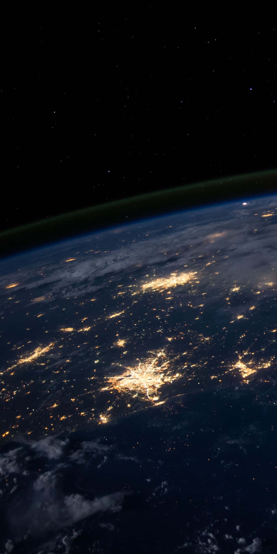 從太空觀看地球的夜景，顯示城市燈光和星星