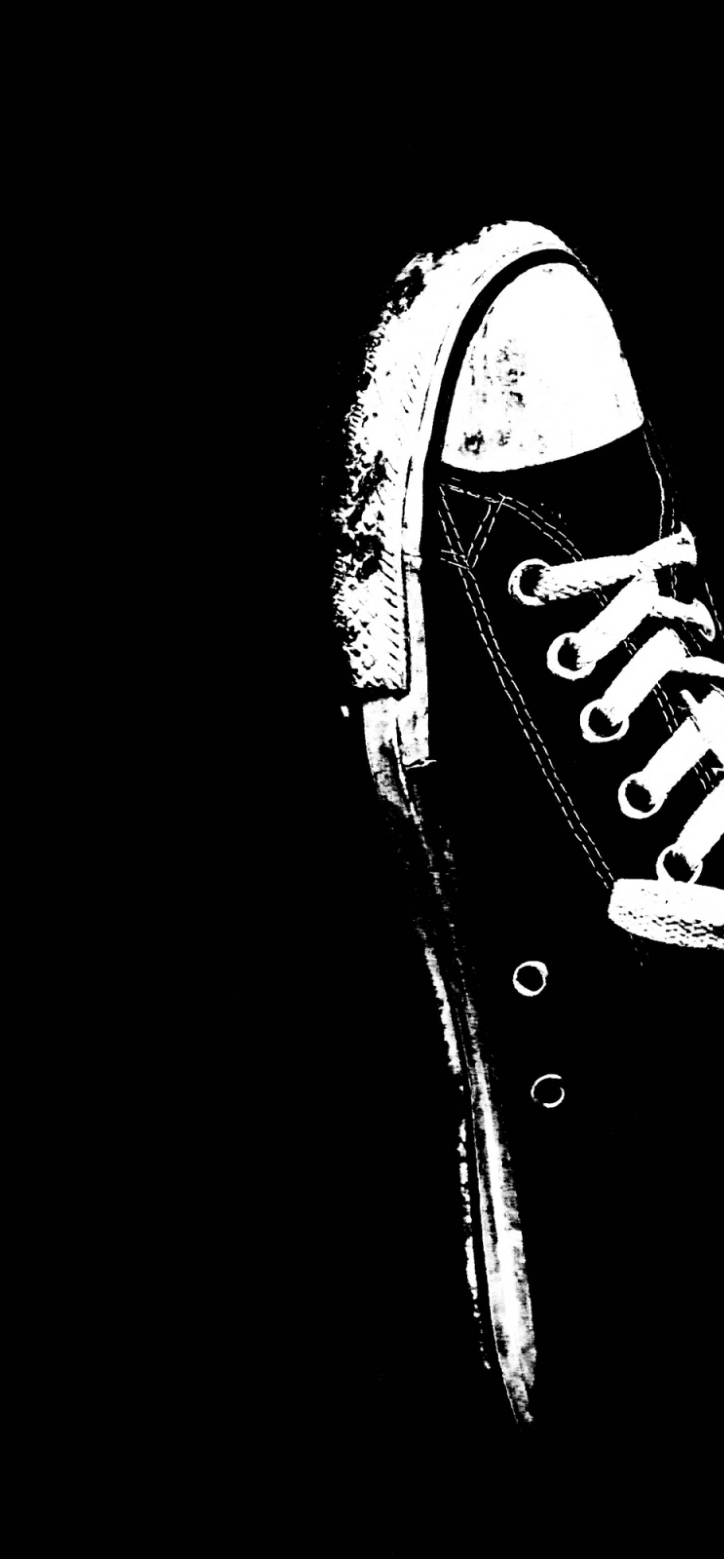 黑白Converse卡通運動鞋 壁紙 — 一幅高對比度的黑白插圖，描繪了一雙磨損的運動鞋，背景為純黑色。