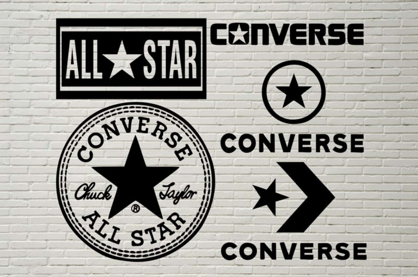 Converse 品牌標誌展示在白色磚牆上。