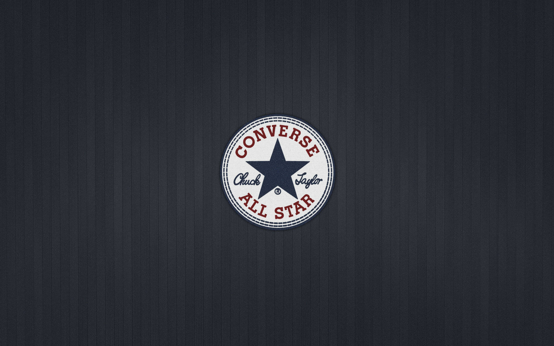 Converse 標誌木紋設計 壁紙 — 經典 Converse All Star 標誌置於深海軍藍木紋背景中央。