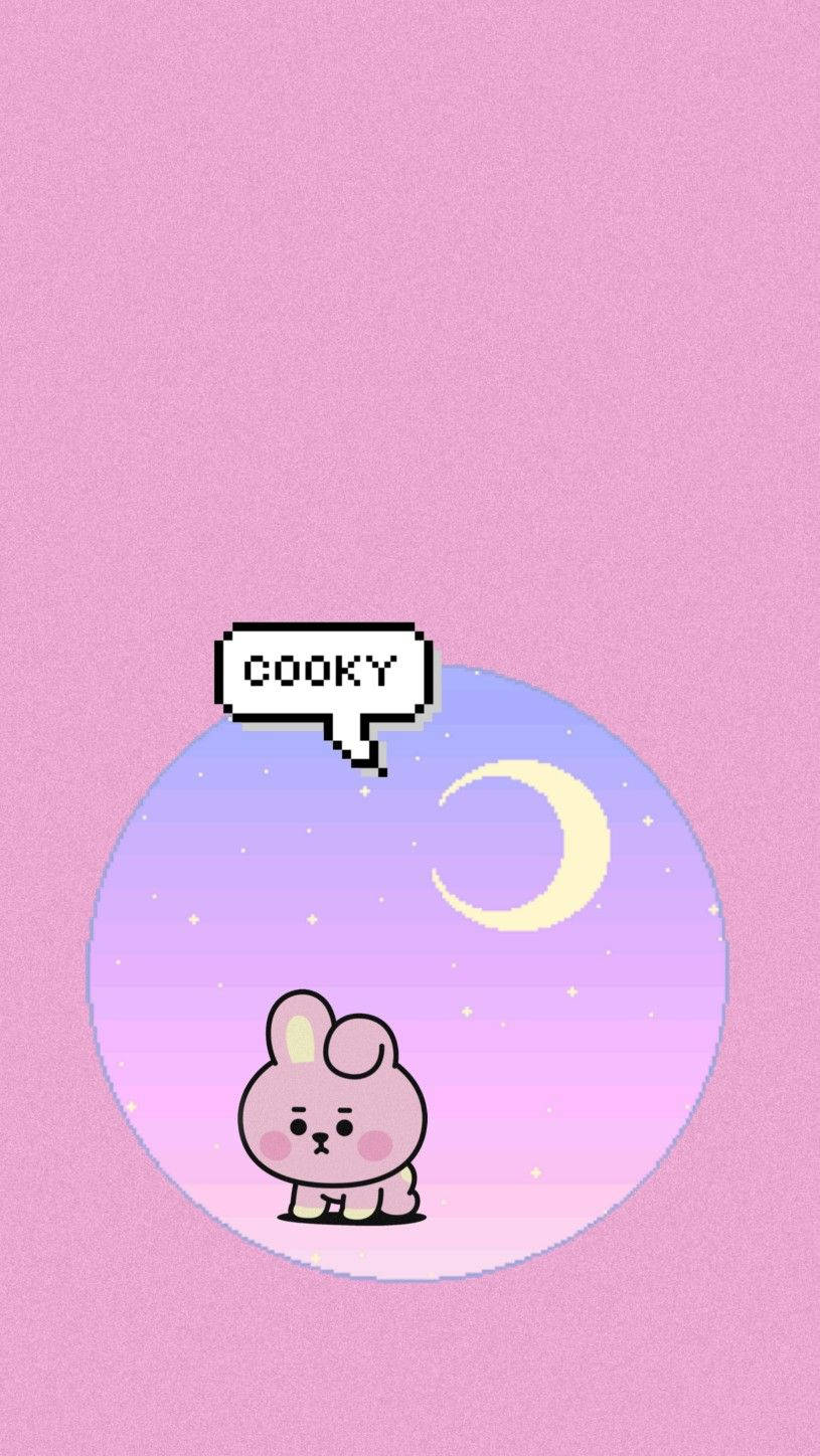 Cooky BT21 像素藝術 壁紙 — 一個像素化的兔子，帶有對話氣泡寫著'COOKY'，坐在粉紅色背景上的淡紫色圓圈中的新月下方。